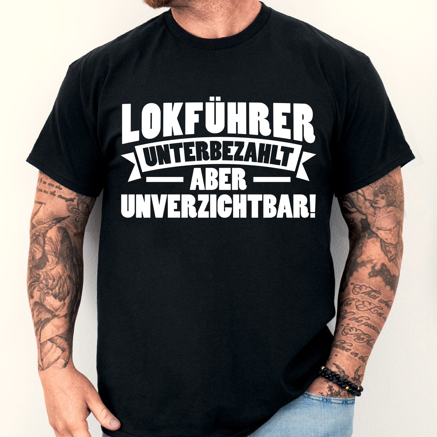 Lokführer Shirt mit Eisenbahner-Design und einem Mann als Modell.