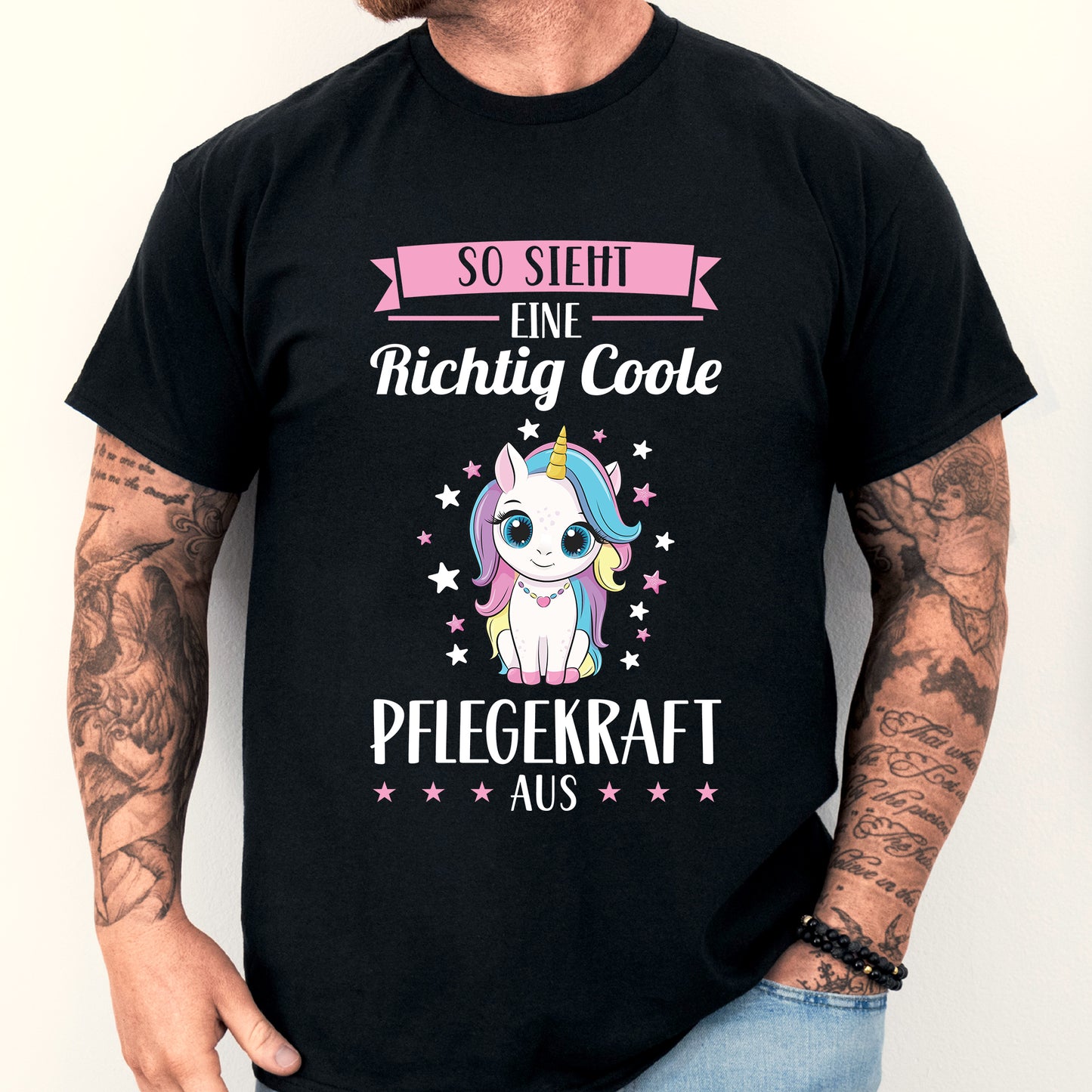 Pflegekraft Shirt mit der Aufschrift "richtige coole Krankenschwester Geschenk Altenpflegerin" und einem Mann als Modell.