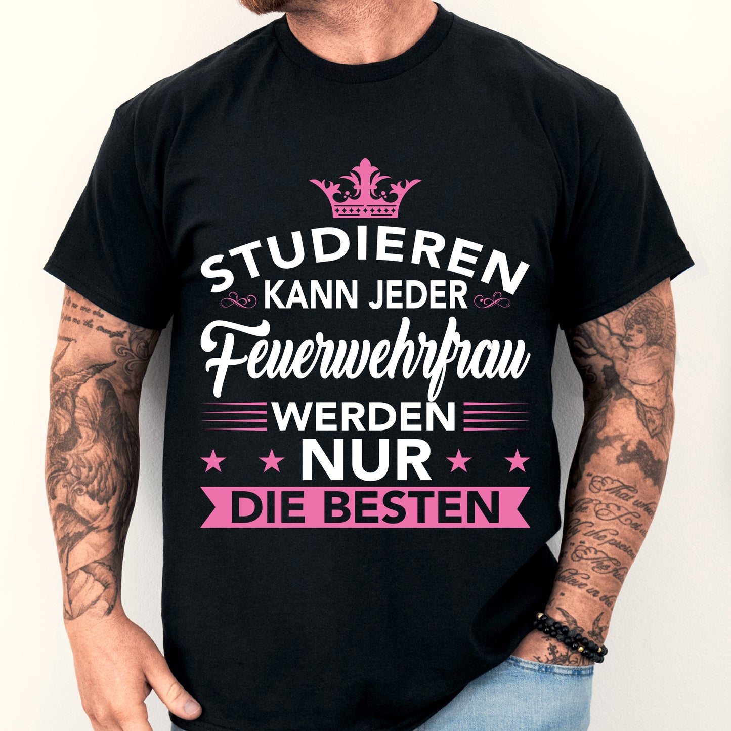 Design eines Shirts mit der Aufschrift 'Feuerwehfrau Shirt | Feuerwehrrau Feuerweh Geschenk Feuerwehr Feurwehfrau', getragen von einem Mann.