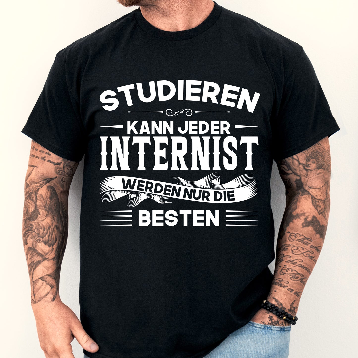 Mann trägt ein humorvolles Internist-Shirt mit der Aufschrift "studieren kann jeder Geschenk Arzt Therapeut".