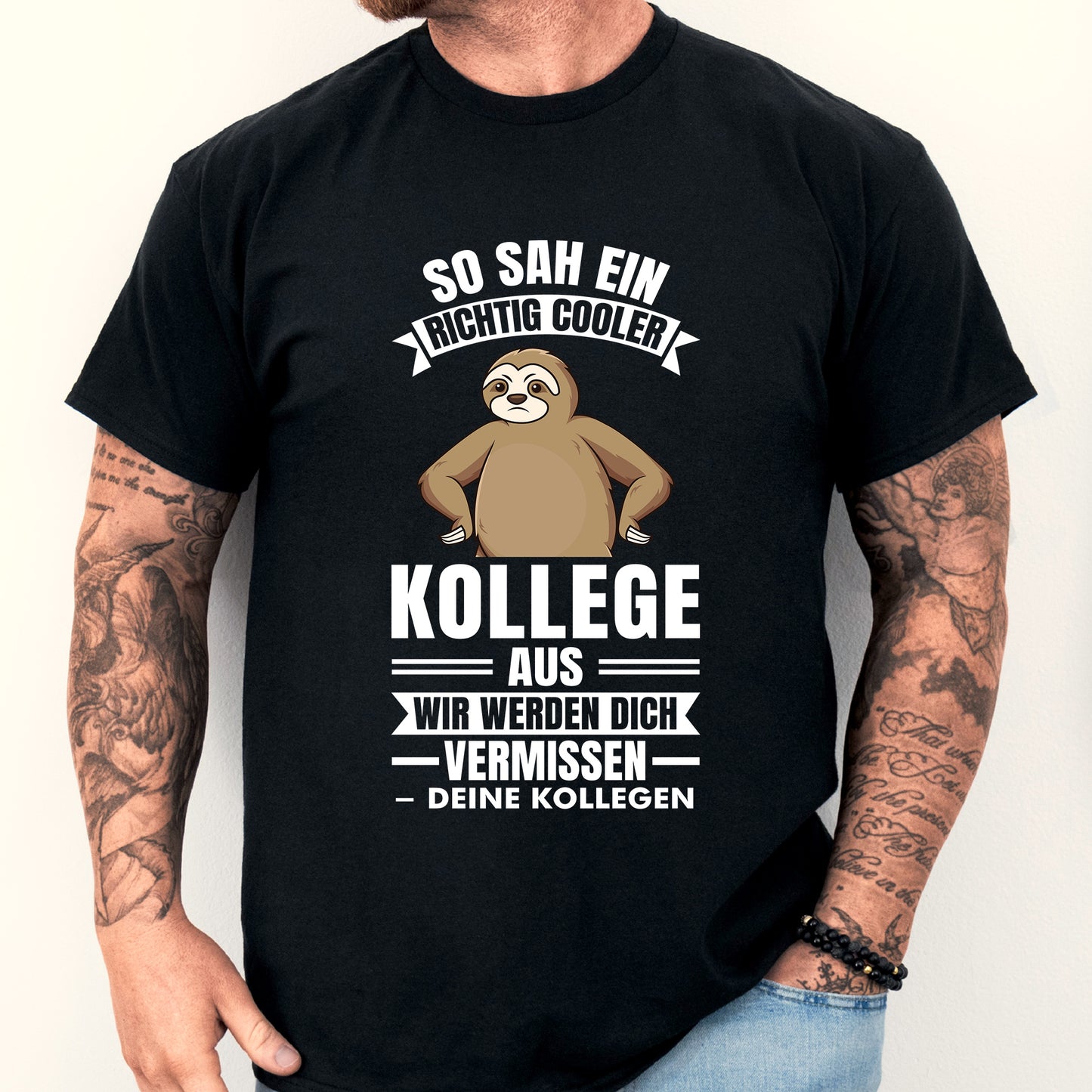 Mann trägt ein humorvolles T-Shirt mit der Aufschrift "Kollege Shirt | so sah ein richtig cooler Kollegen Geschenk Arbeitwechsäln".