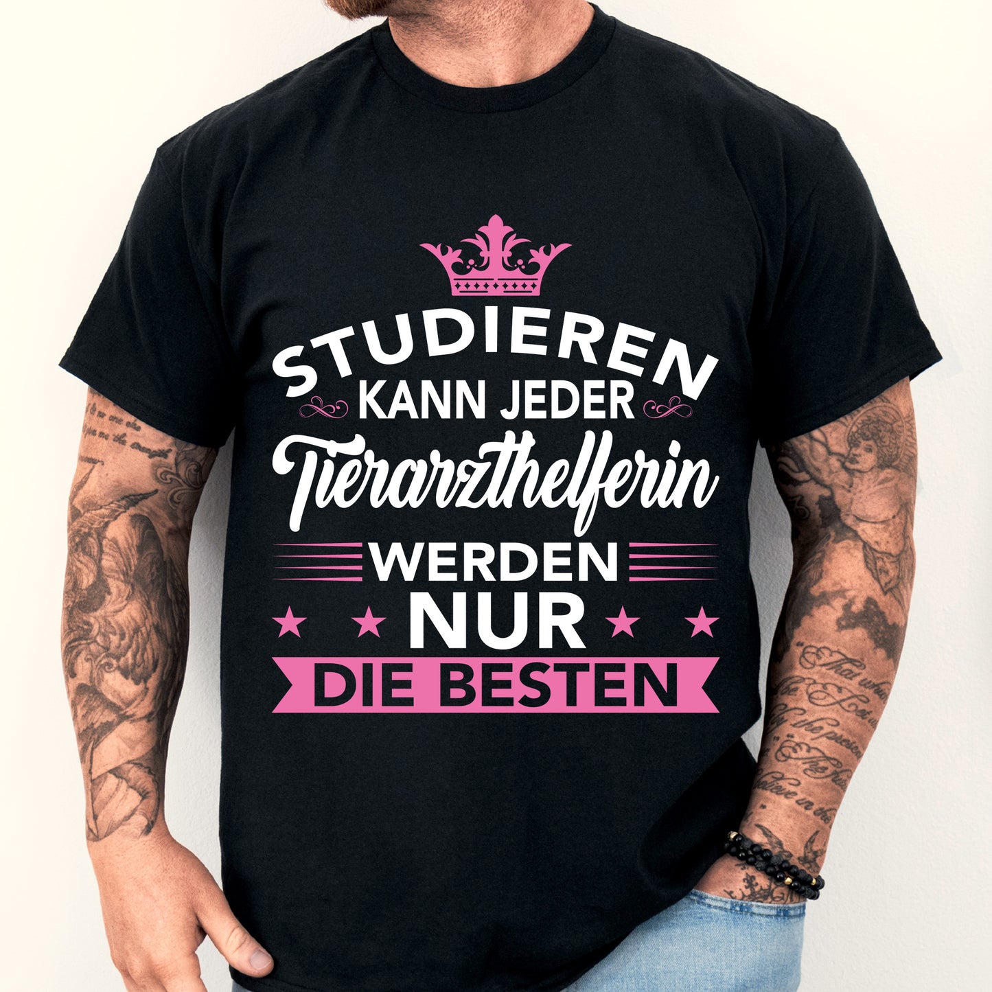 Mann trägt ein T-Shirt mit der Aufschrift "Tierarzthelferin Shirt | Tierzthelferin Tier Geschenk Tierarzt".