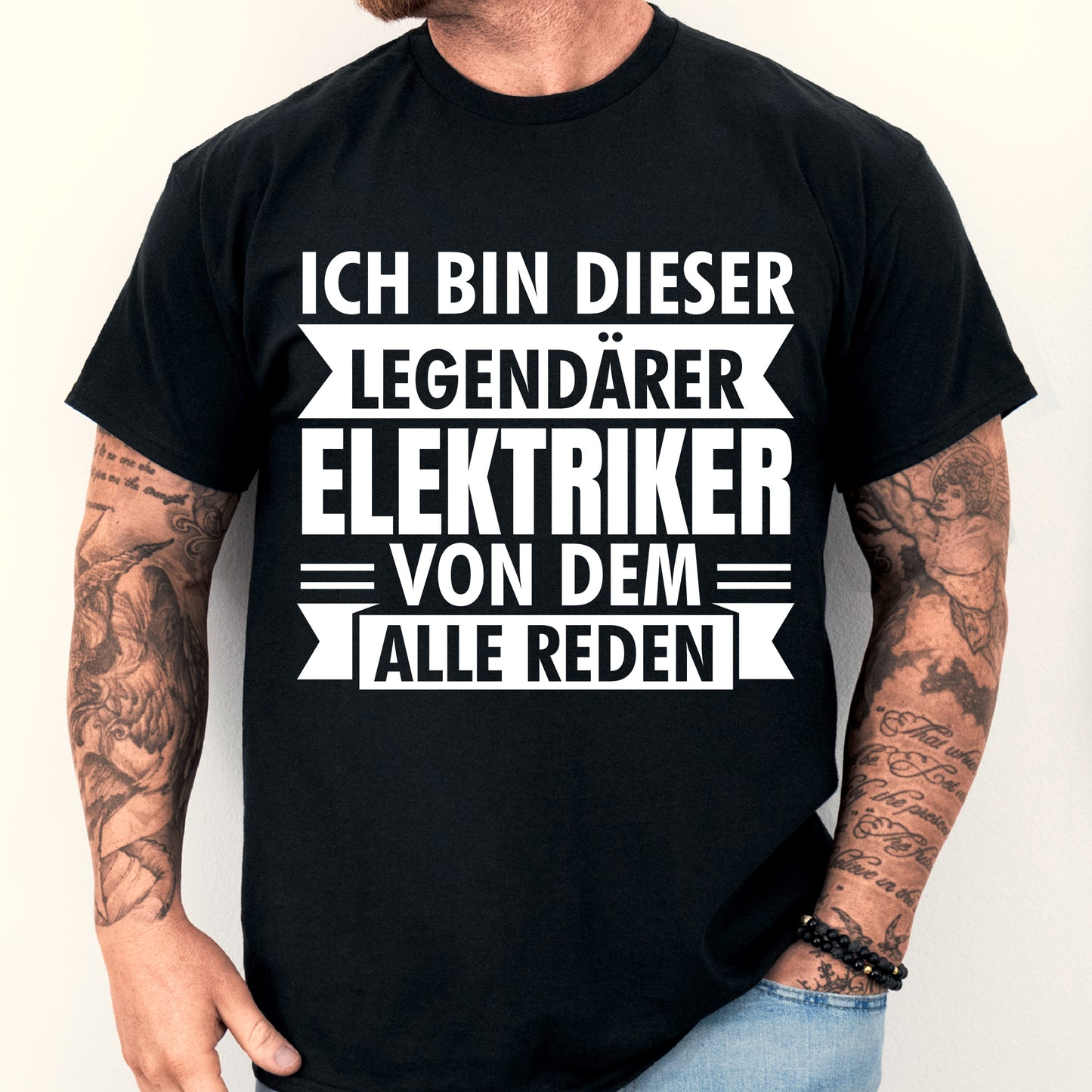 Mann trägt ein schwarzes T-Shirt mit dem Aufdruck "Elektriker Shirt | legendärer Geschenk Elektromeister Elektrik".