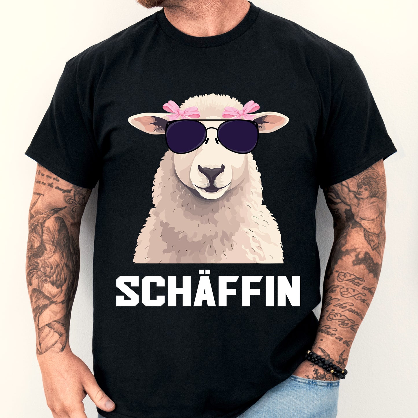 Mann trägt ein T-Shirt mit der Aufschrift "Schäffin Shirt | Geschenk Chef Leiter Cheffin".