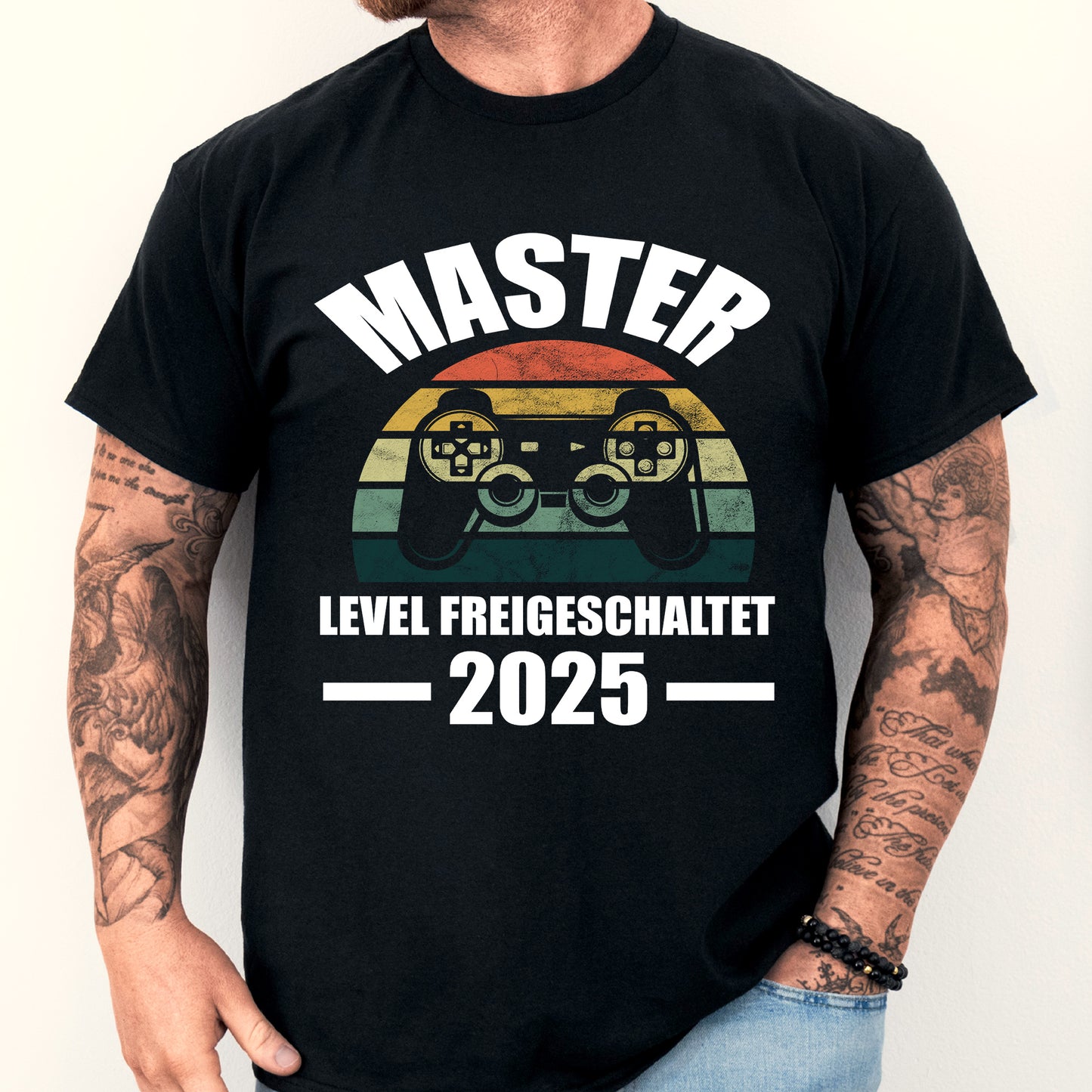 Design eines T-Shirts mit der Aufschrift "Master Shirt | Level freigeschaltet 2025 Masterbief" in stilisierter Schrift.
