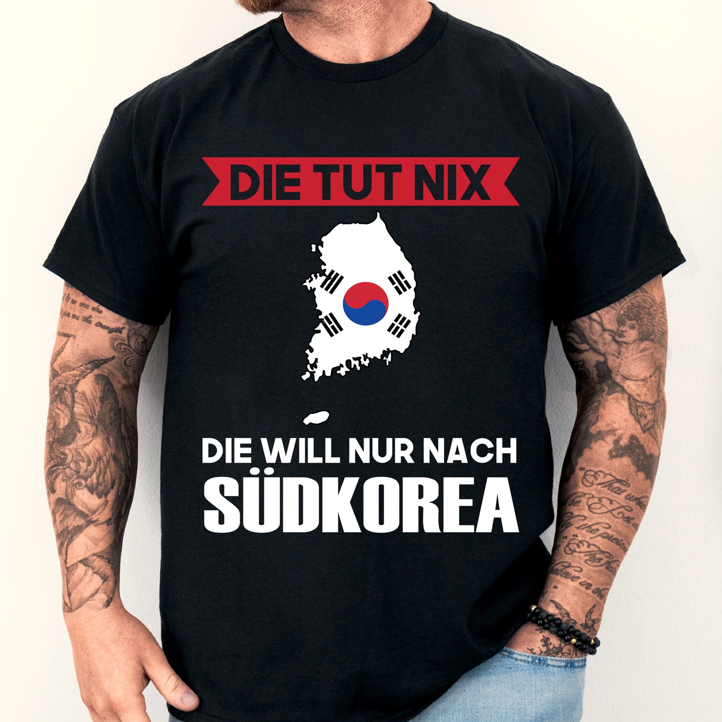 Mann trägt ein T-Shirt mit südkoreanischer Flagge und dem Text "Die tut nix Geschenk".