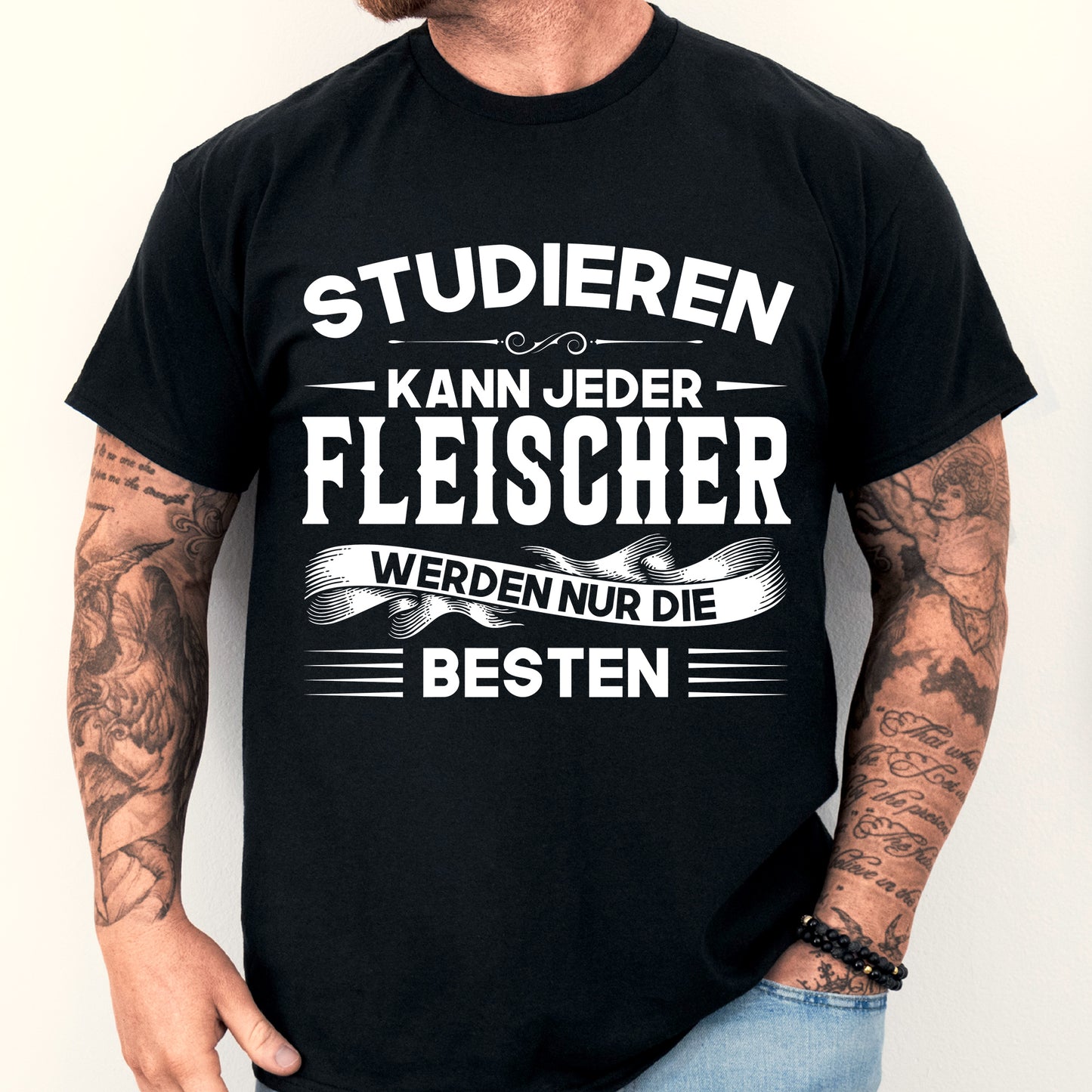 Design eines T-Shirts mit der Aufschrift "Fleischer Shirt | studieren kann jeder Fleisch Geschenk Metzger" und einem abgebildeten Mann.