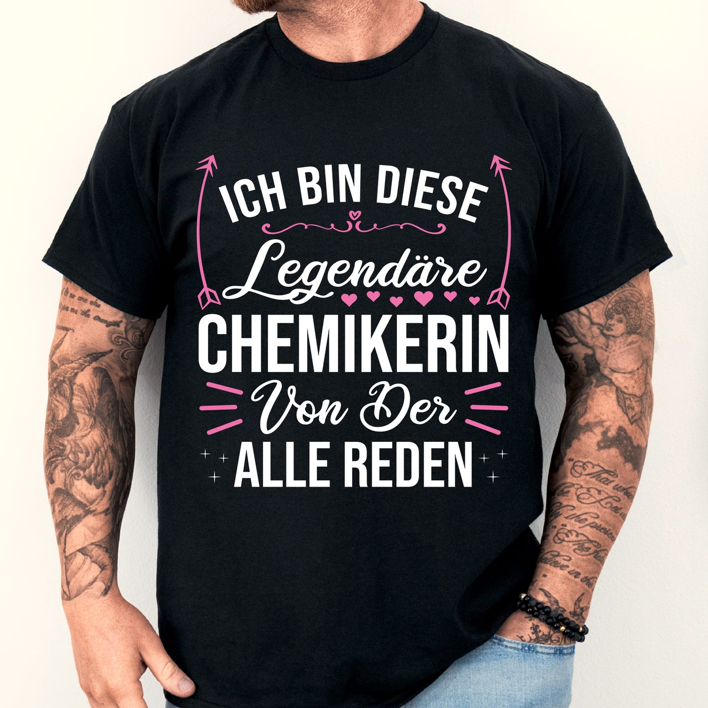 Design eines Shirts mit der Aufschrift "Chemierin Shirt | ich bin diese legendäre Chemikerin Chemie Geschenk Frauenberuf", getragen von einem Mann.