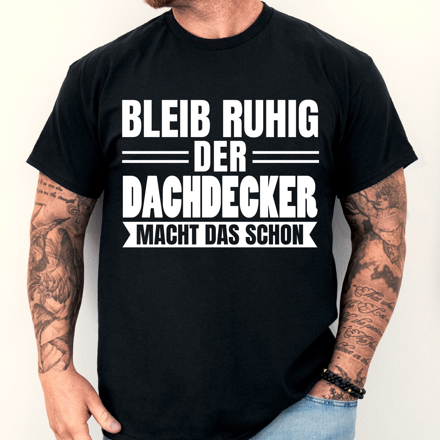 Mann in Dachdecker-Berufskleidung mit humorvollem Spruch auf dem Shirt.