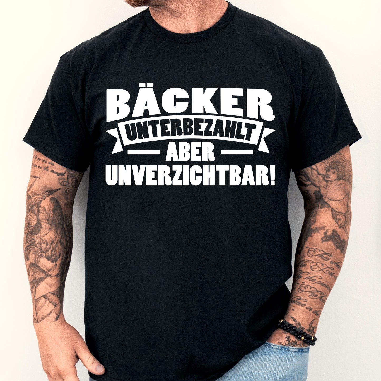 Mann trägt ein T-Shirt mit der Aufschrift "Bäcker Shirt | aber unverzichtbar Backen Geschenk Bäckerei".