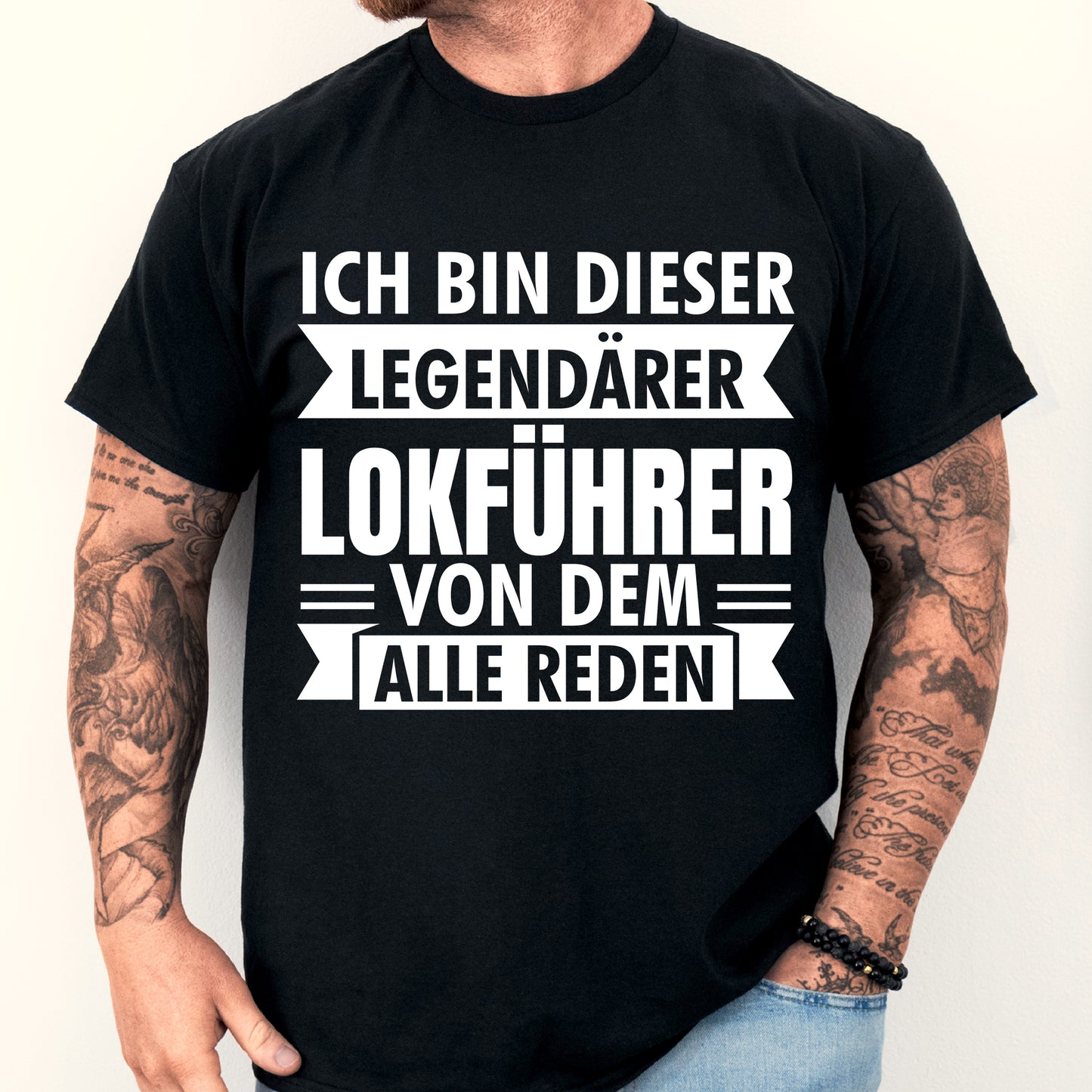 Mann trägt ein T-Shirt mit der Aufschrift "Lokführer Shirt | legendärer Geschenk Eisenbahner Modelleisenbahn".