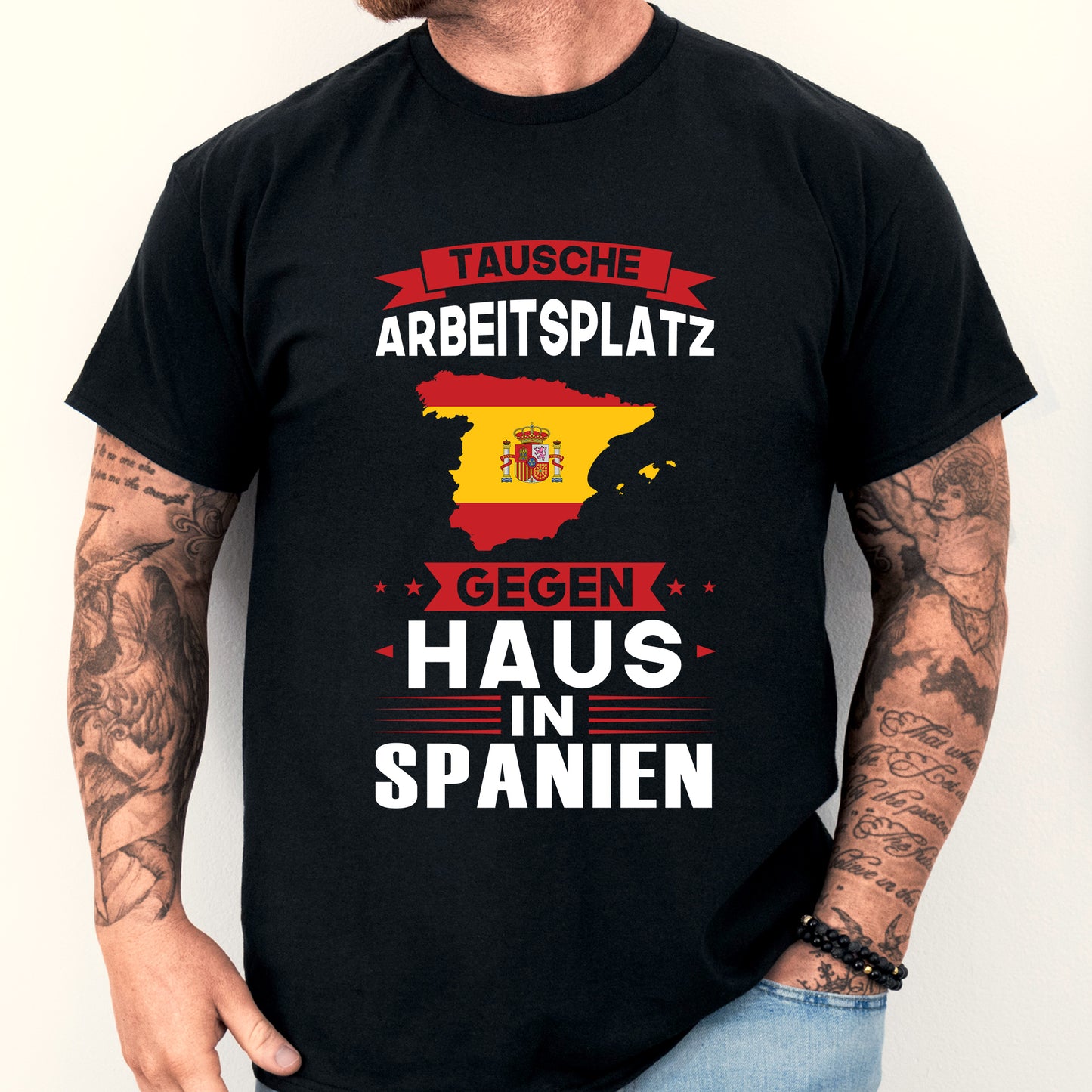 Mann trägt ein Spanien-Themen-Shirt mit der Aufschrift "tausche Arbeitsplatz gegen Spanien" als Geschenkidee für Spanischliebhaber.