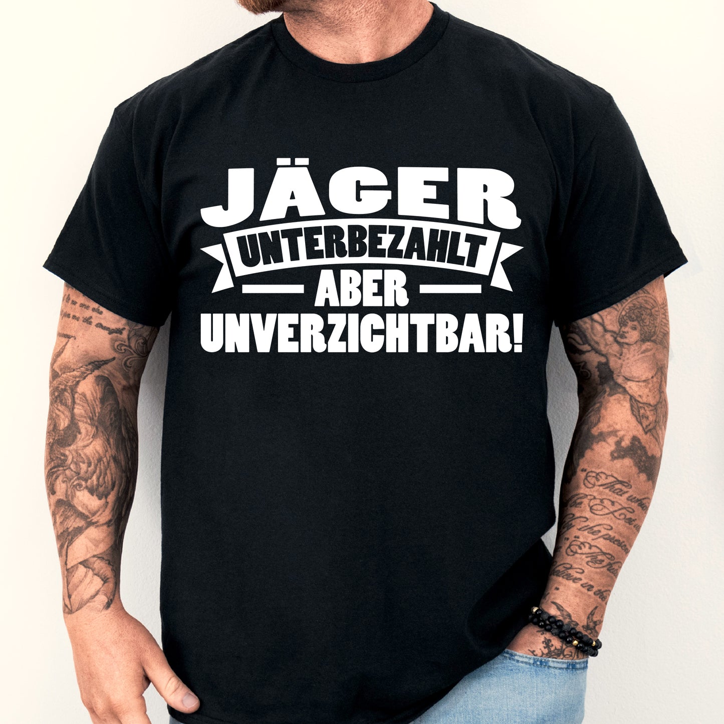Mann trägt ein T-Shirt mit Jagdmotiv und Hirschdesign im Wald.