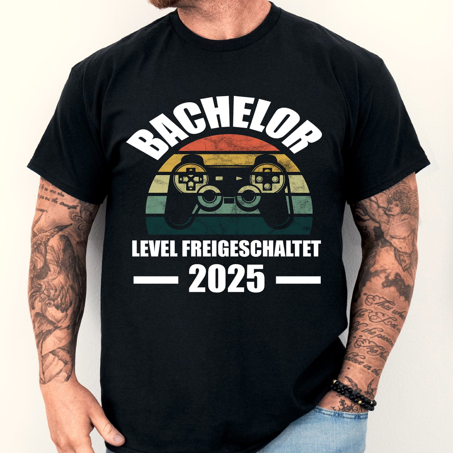 Design eines T-Shirts mit dem Text "Bachelor Shirt | Level freigeschaltet 2025 Bechalor Bechalorbief" in verspielter Schrift.