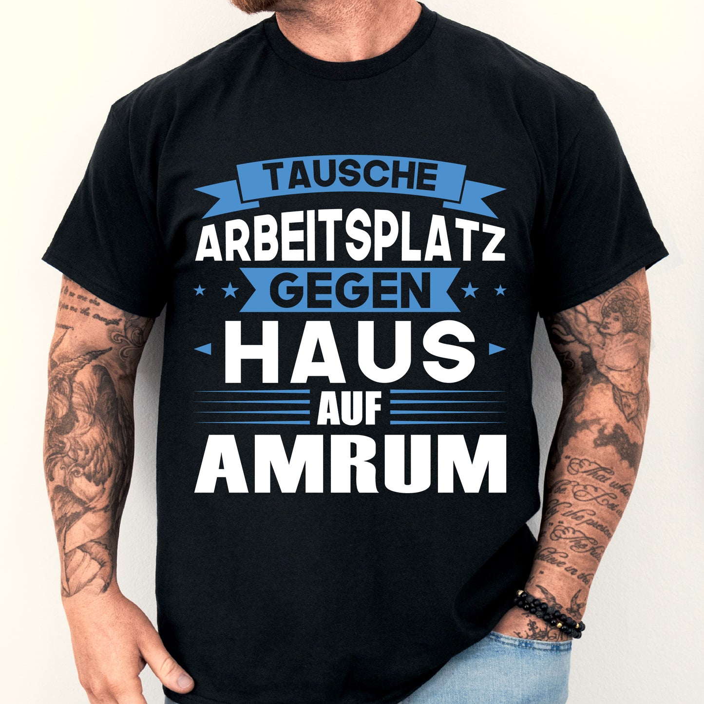 Mann trägt ein Amrum Shirt mit der Aufschrift "tausche Arbeitsplatz Hauf Geschenk Deutsch Deutschland".
