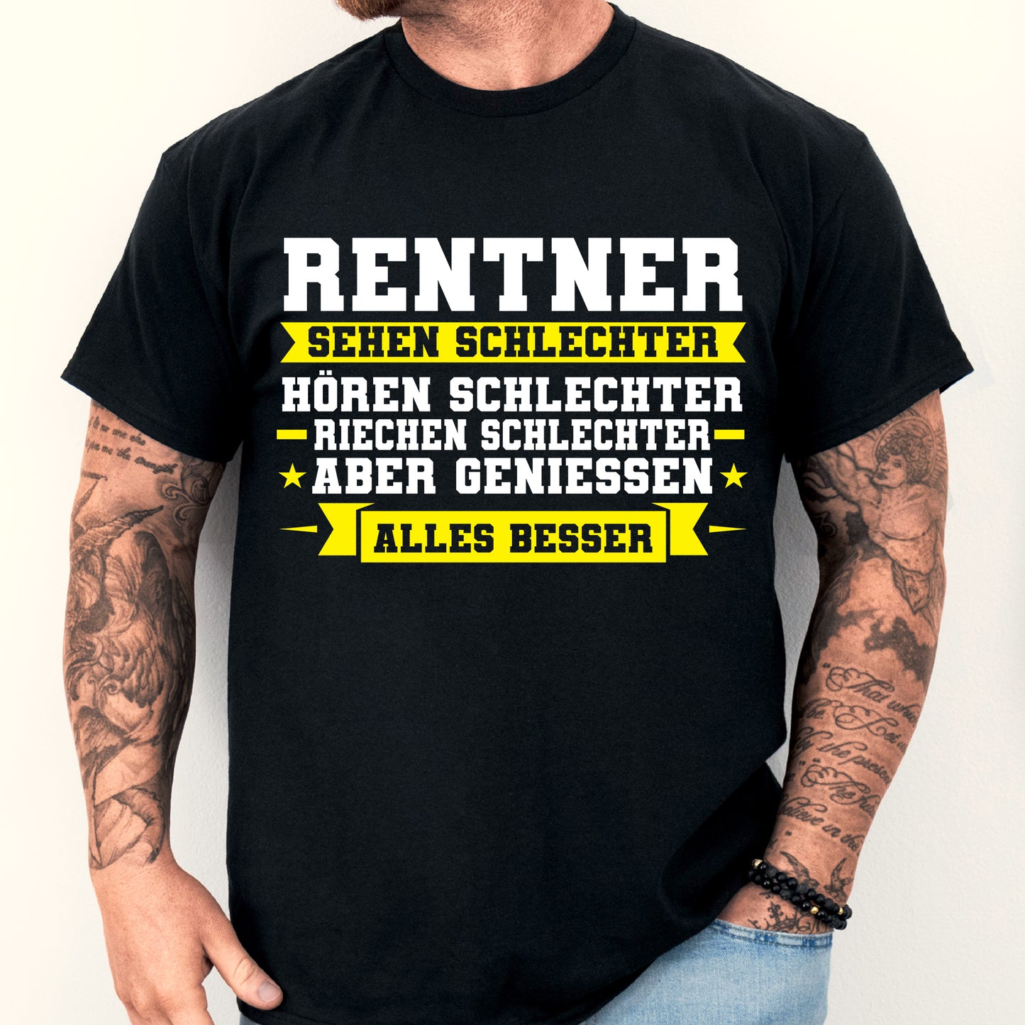 Design eines T-Shirts mit der Aufschrift "Rentner Shirt | sehen schlechter hören aber geniessen Rente Geschenk Ruhestand" und einem abgebildeten Mann.