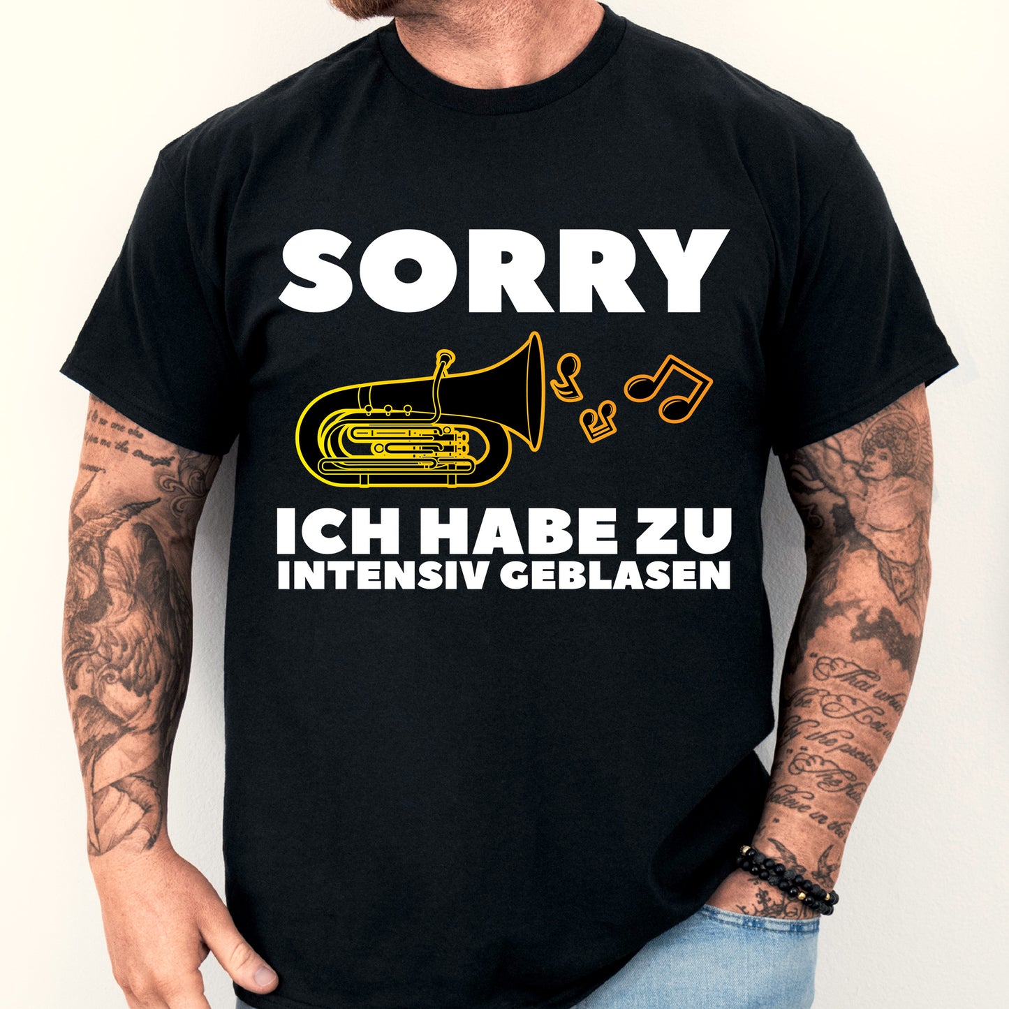 Mann trägt ein T-Shirt mit der Aufschrift "Tuba Shirt | Sorry ich habe zu intensiv geblasen", ideal als Geschenk für Musiker und Tuba-Spieler.