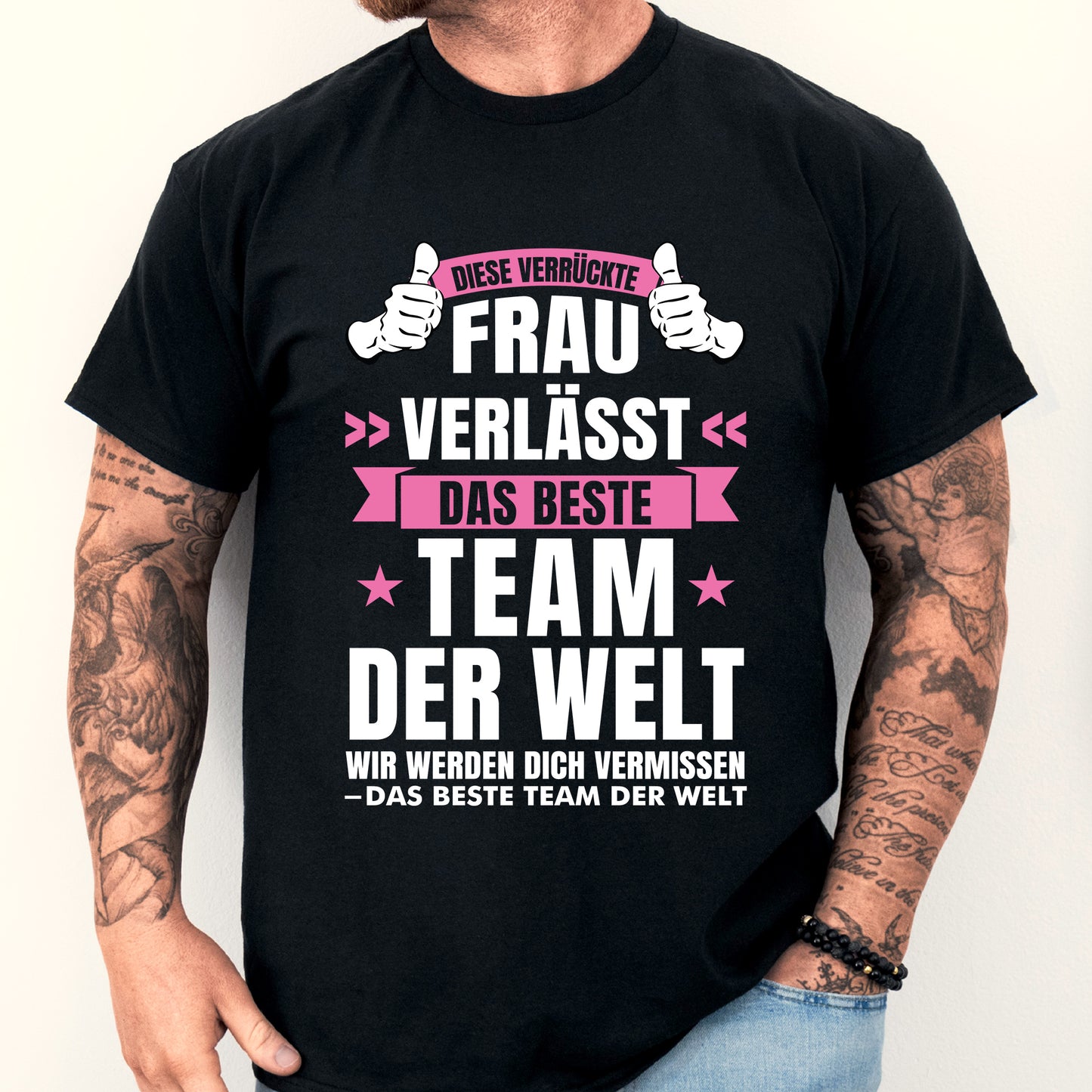 Mann trägt ein humorvolles Abschiedsshirt mit der Aufschrift über den Wechsel einer Kollegin aus dem besten Team.
