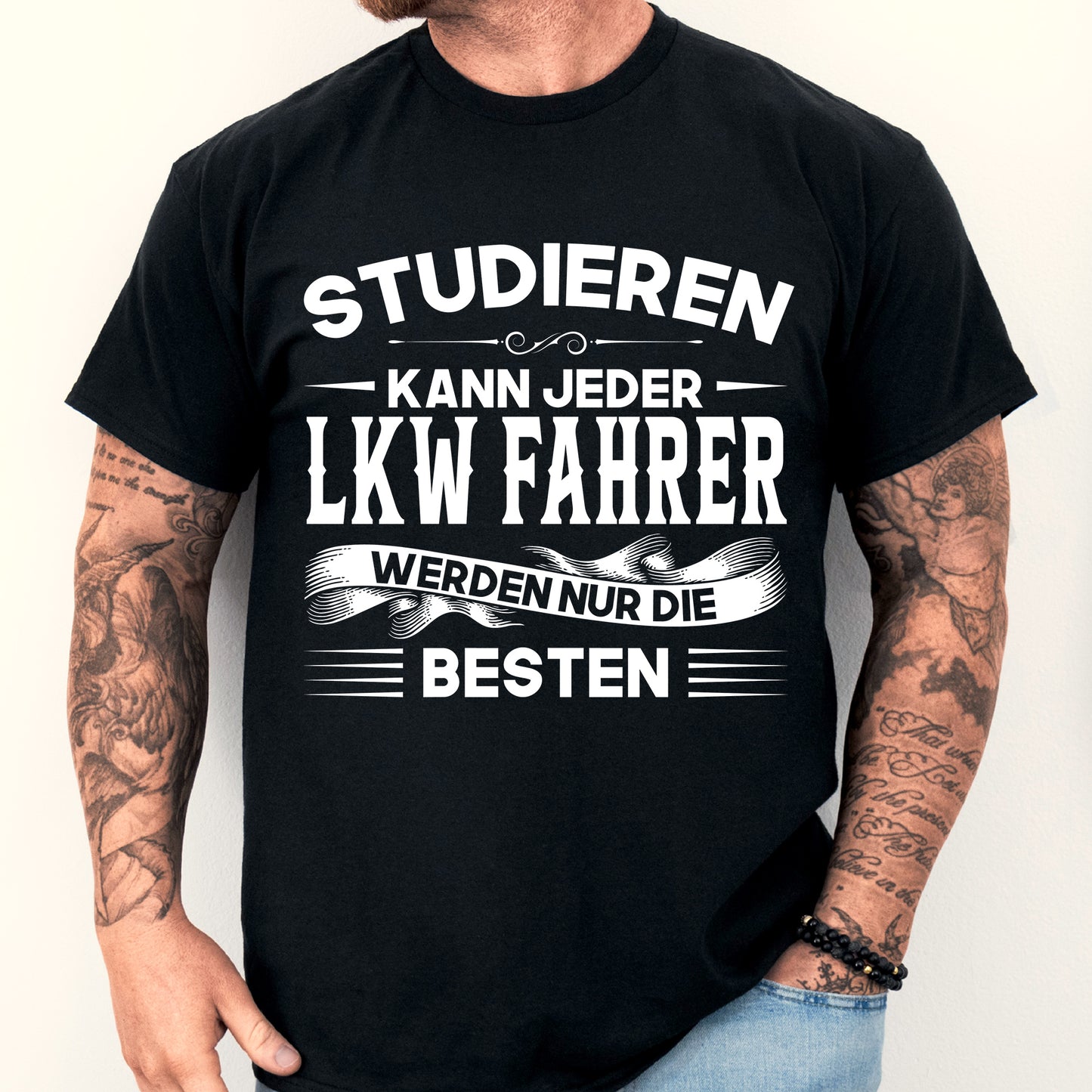 LKW-Fahrer-Shirt mit humorvollem Spruch über das Studium, getragen von einem Mann.