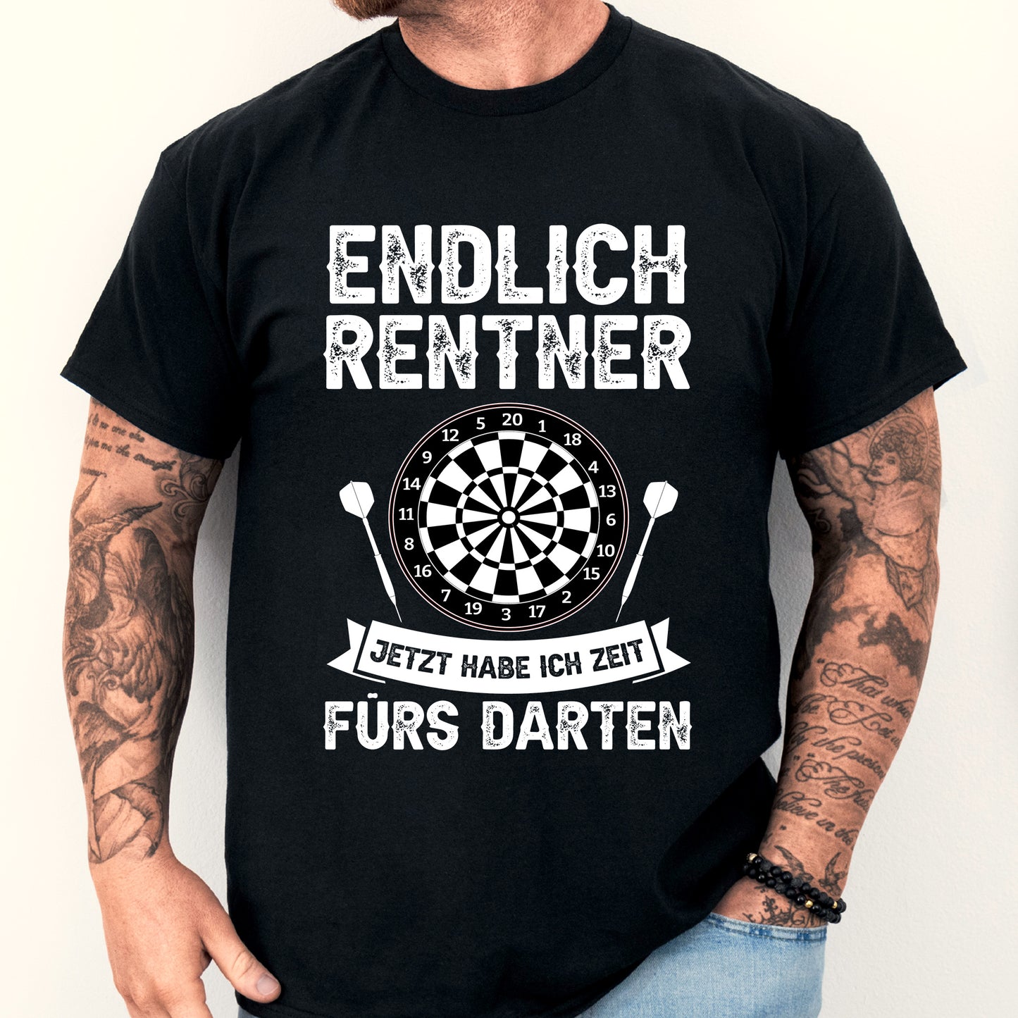 Design eines T-Shirts mit der Aufschrift "Rentner Shirt | endlich jetzt Zeit für Darten Rente Geschenk Darts Ruhestand" und einem abgebildeten Mann.