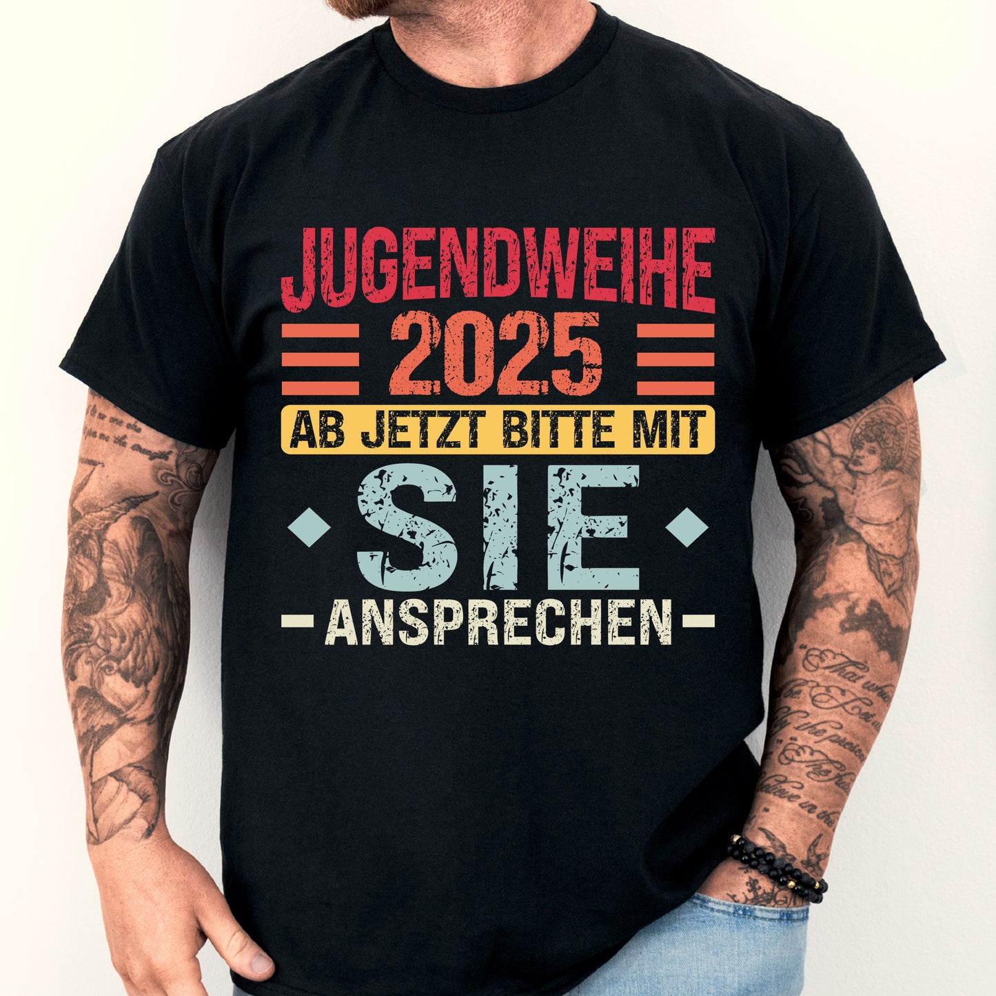 Erwachsenenshirt mit Aufdruck "Jugendweihe 2025 ab jetzt bitte mit sie ansprechen" in jugendlichem Design.
