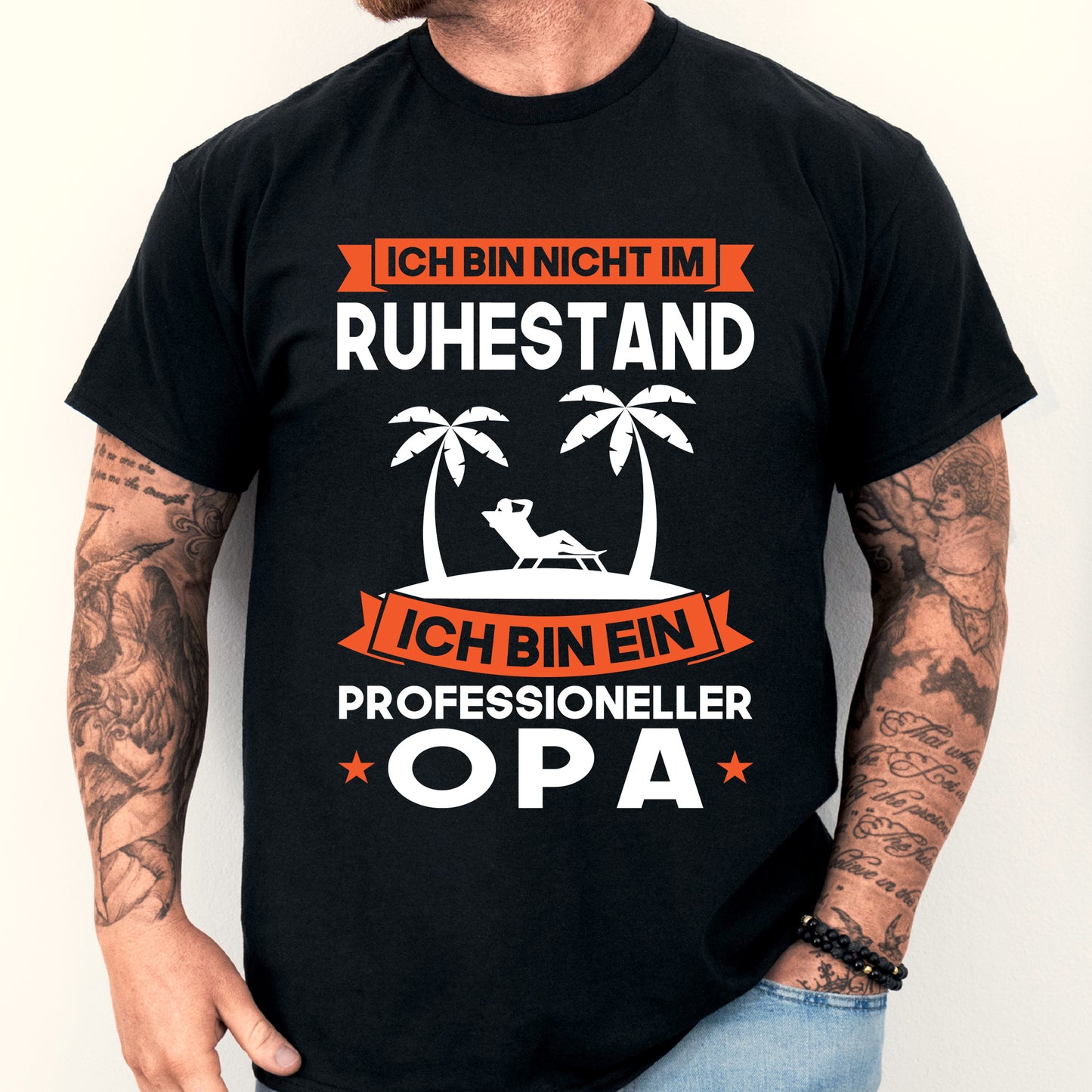 Design eines T-Shirts mit der Aufschrift "Ich bin nicht im Ruhestand" und einem älteren Mann als Motiv, ideal als Geschenk für Großväter.