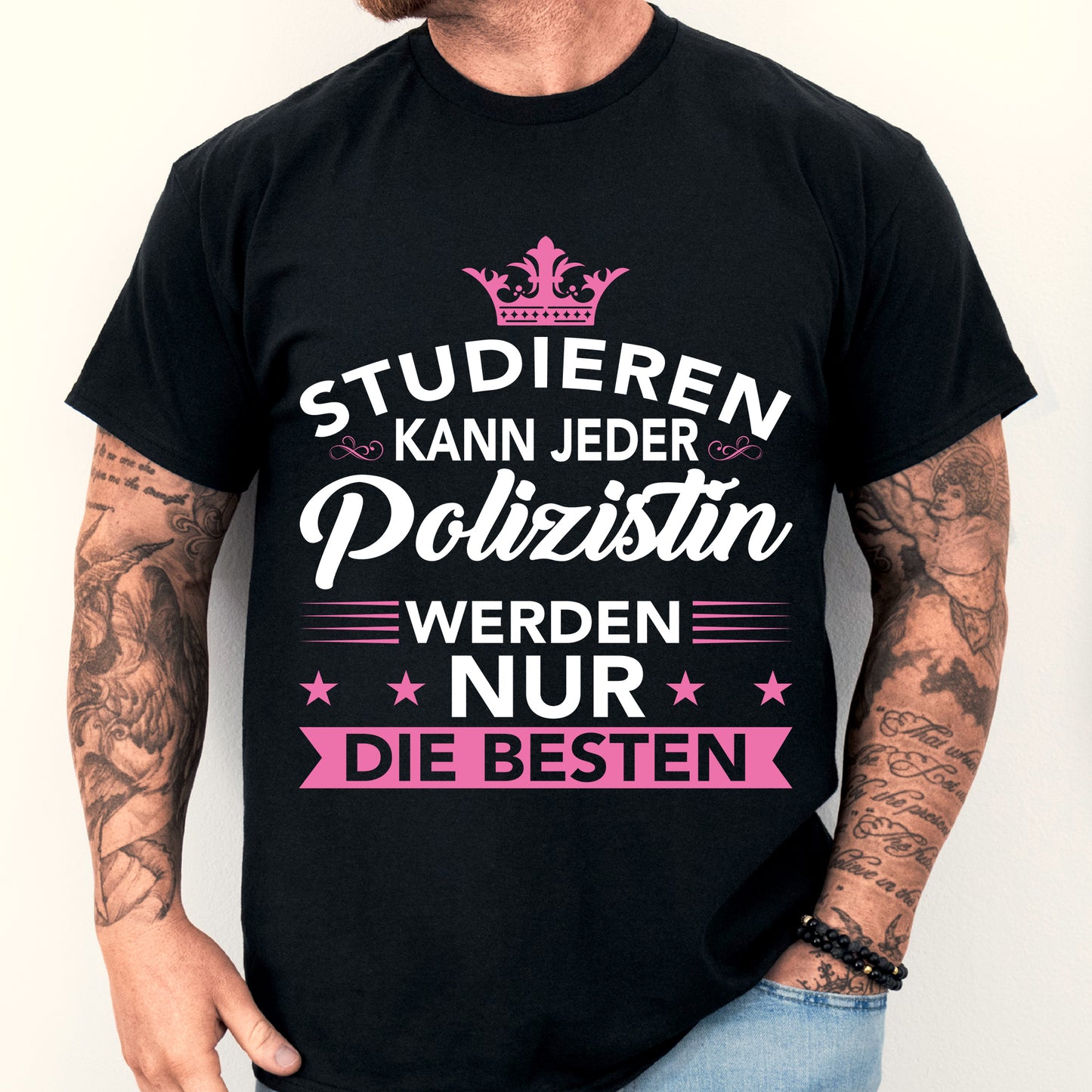 Mann trägt ein T-Shirt mit der Aufschrift "Polizistin Shirt | Polizei Geschenk".