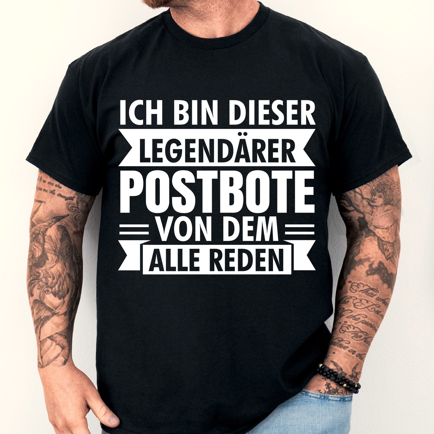 Mann trägt ein T-Shirt mit der Aufschrift "legendärer Postbote" und einem Postmotiv.