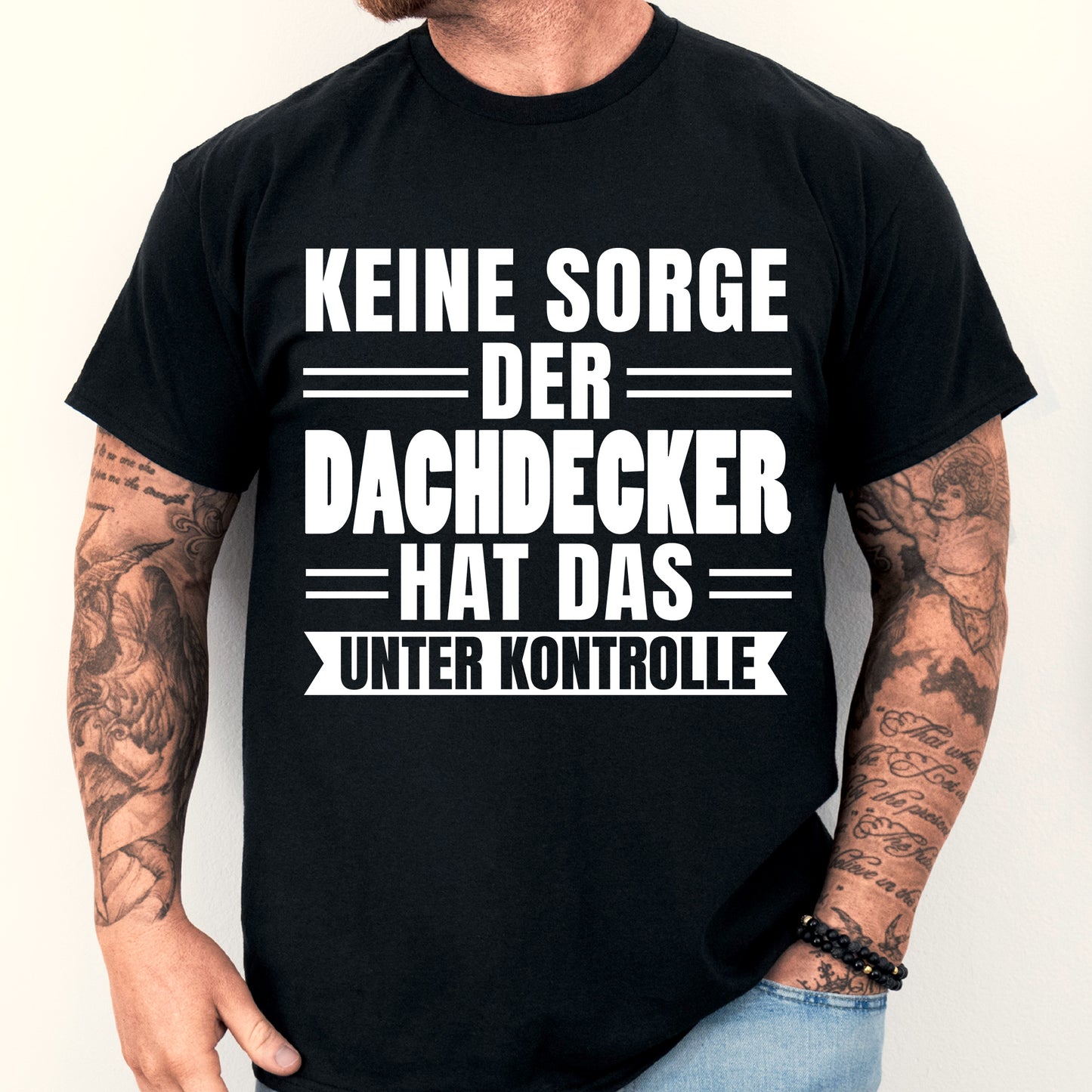 Dachdecker Shirt mit Aufschrift "hat das unter Kontrolle" und Abbildung eines Mannes.