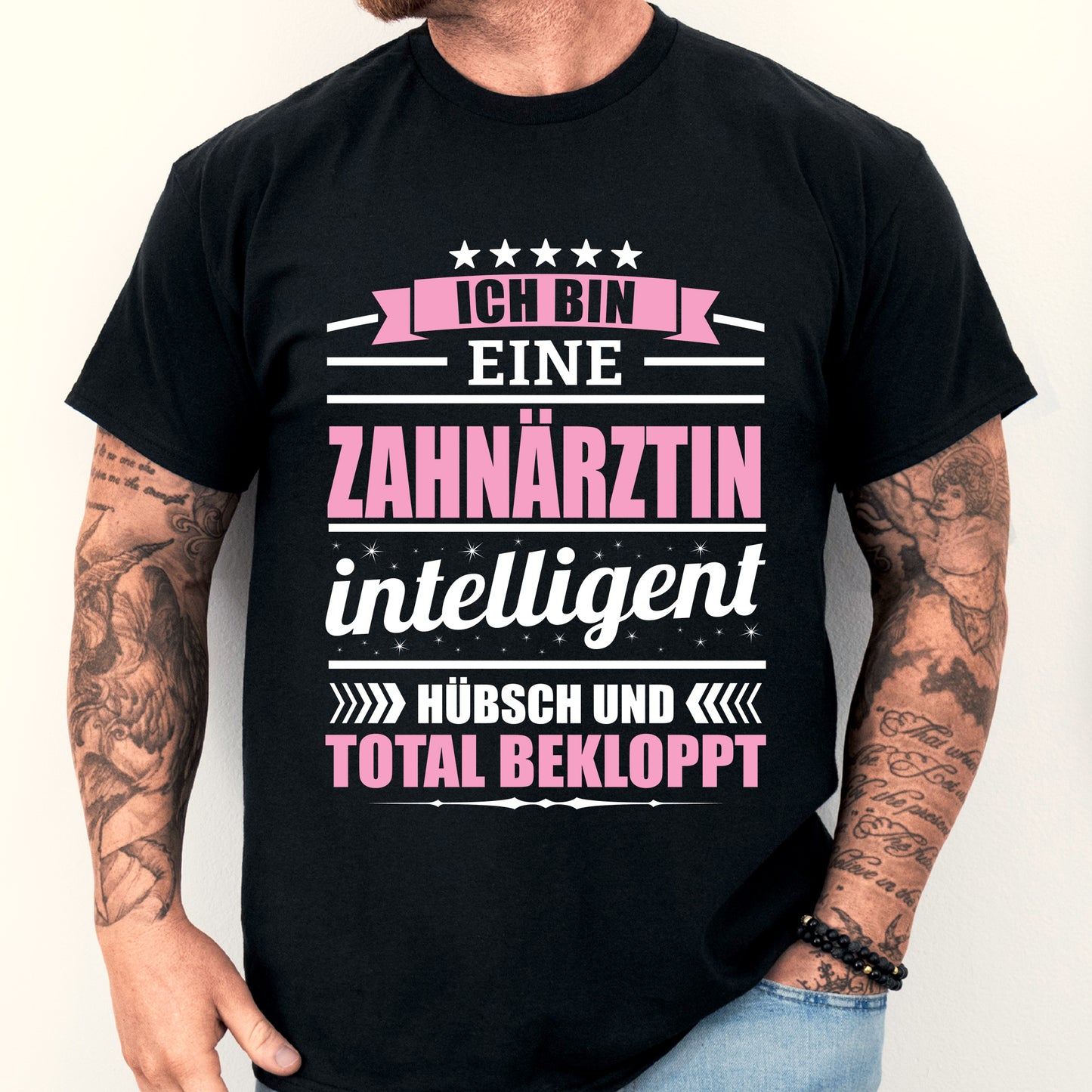Mann trägt ein T-Shirt mit der Aufschrift "Zahnärztin Shirt | ich bin eine Geschenk Zahn Frauenberuf".