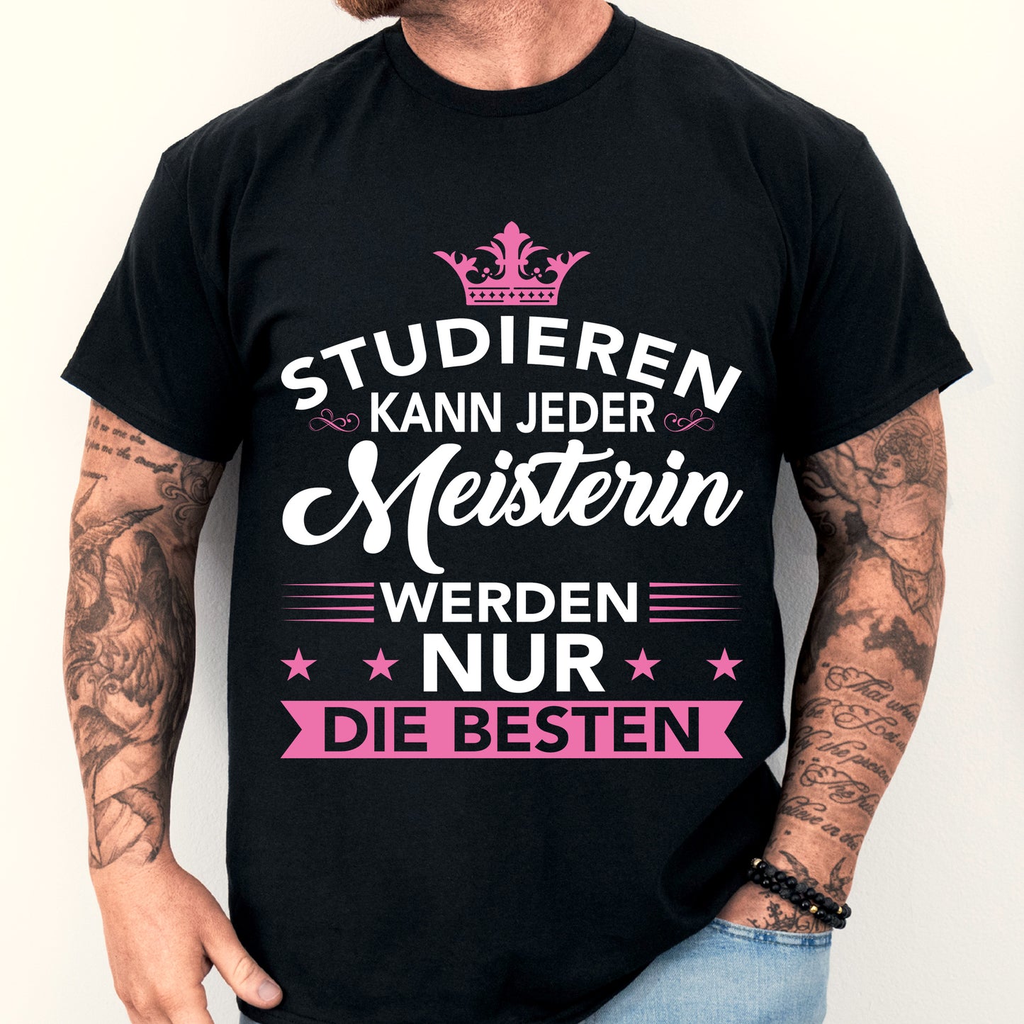 Design eines T-Shirts mit der Aufschrift "Meisterin Shirt | Geschenk Handwerkerin", getragen von einem Mann.
