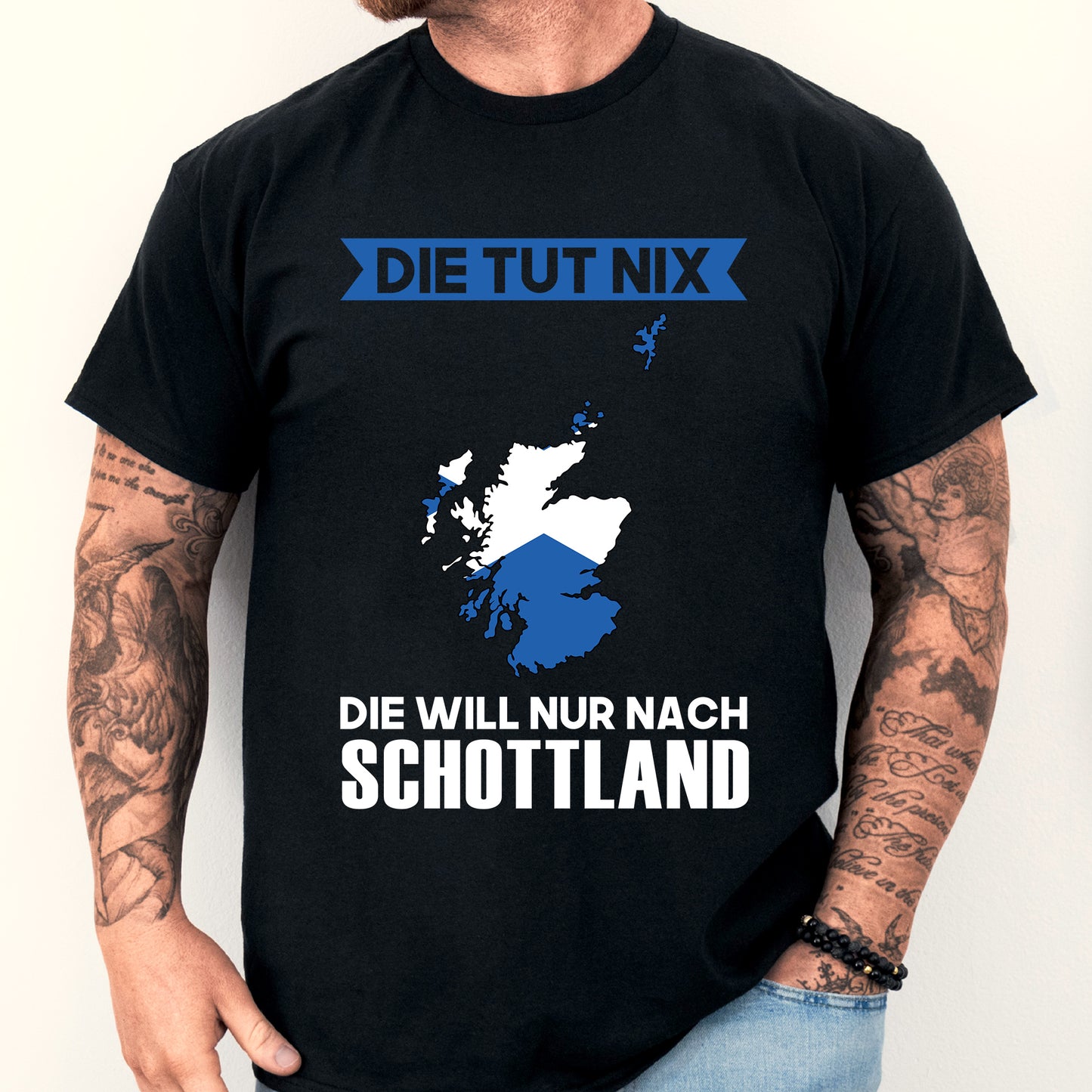 Mann trägt ein Schottland-Shirt mit der Aufschrift "Die tut nix Geschenk Schottisch".