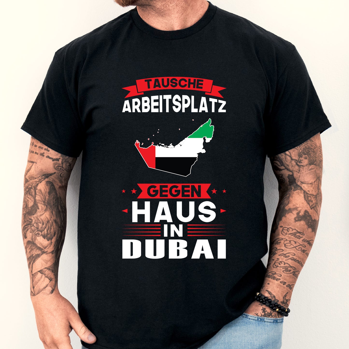 Mann trägt Dubai Shirt mit Flaggenmotiv und Aufschrift "tausche Arbeitsplatz Geschenk"