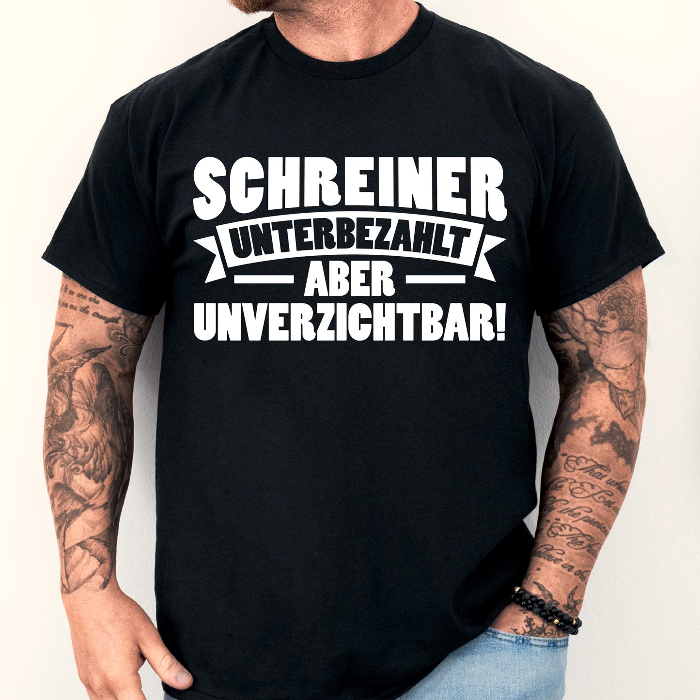 Mann trägt ein Schreiner-Shirt mit der Aufschrift "aber unverzichtbar Zimmerer Geschenk".