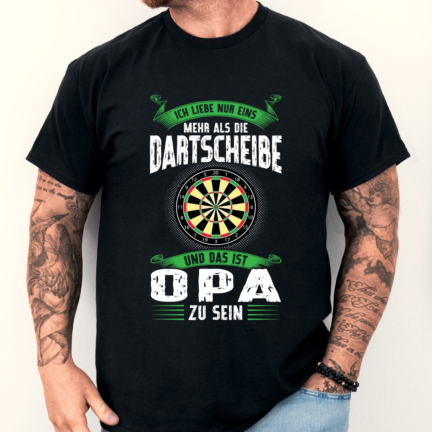 Design eines T-Shirts mit der Aufschrift "Ich liebe nur eins mehr als die Dartscheibe und das ist Opa zu sein", ideal als Geschenk für Rentner, die gerne Darts spielen.