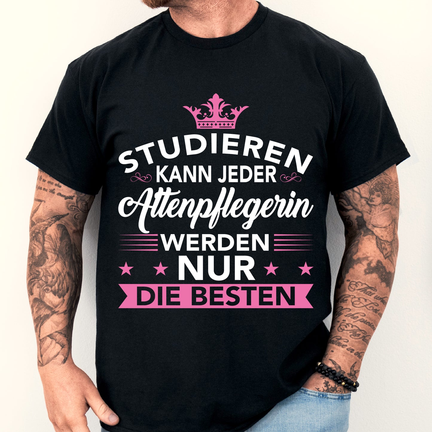 Mann trägt ein T-Shirt mit der Aufschrift "Altenpflegerin Shirt | Krankenschwester Geschenk Pflegekraft".