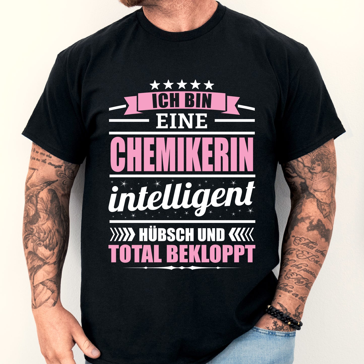 Design eines T-Shirts mit der Aufschrift "Chemierin Shirt | ich bin eine Chemikerin Chemie Geschenk Frauenberuf", getragen von einem Mann.