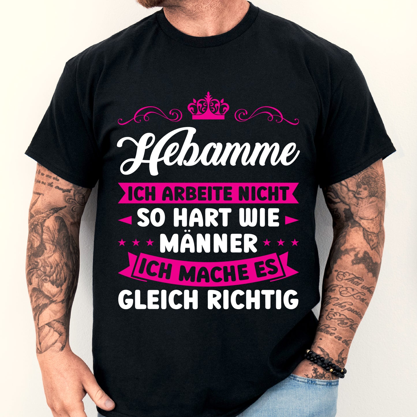 Design eines T-Shirts mit der Aufschrift "Hebamme Shirt | ich arbeite nicht so hart wie Männer Geschenk Kinder Geburt" und einer Abbildung eines Mannes.