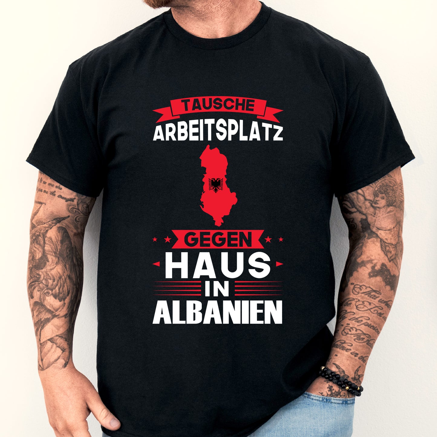 Mann trägt ein T-Shirt mit der Aufschrift 'Alanien Shirt | tausche Arbeitsplatz Albanien Geschenk Albanischen Flagge' und einem Design der albanischen Flagge.