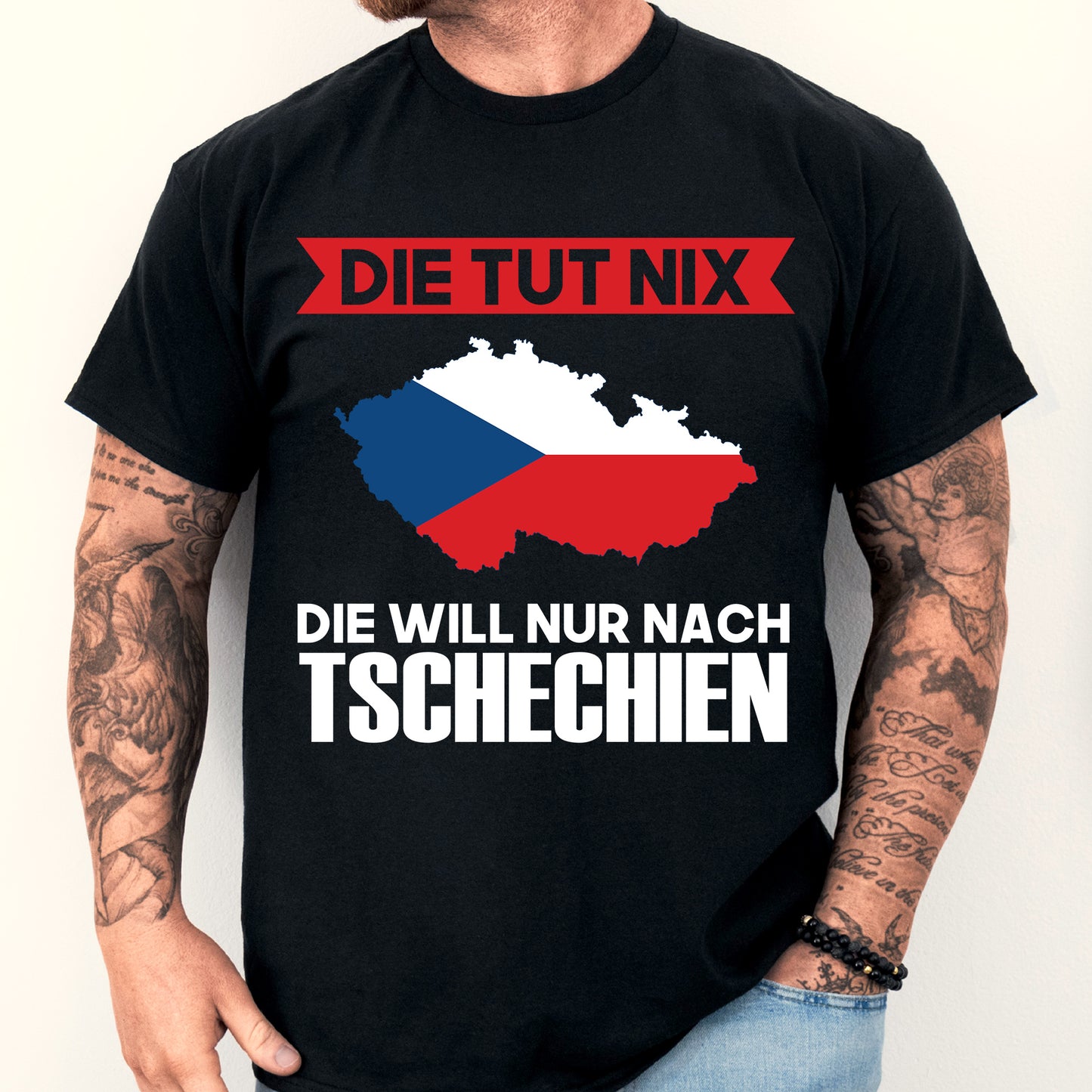 Mann trägt ein T-Shirt mit der Aufschrift "Tschechien Shirt | Die tut nix Geschenk Tschechisch".