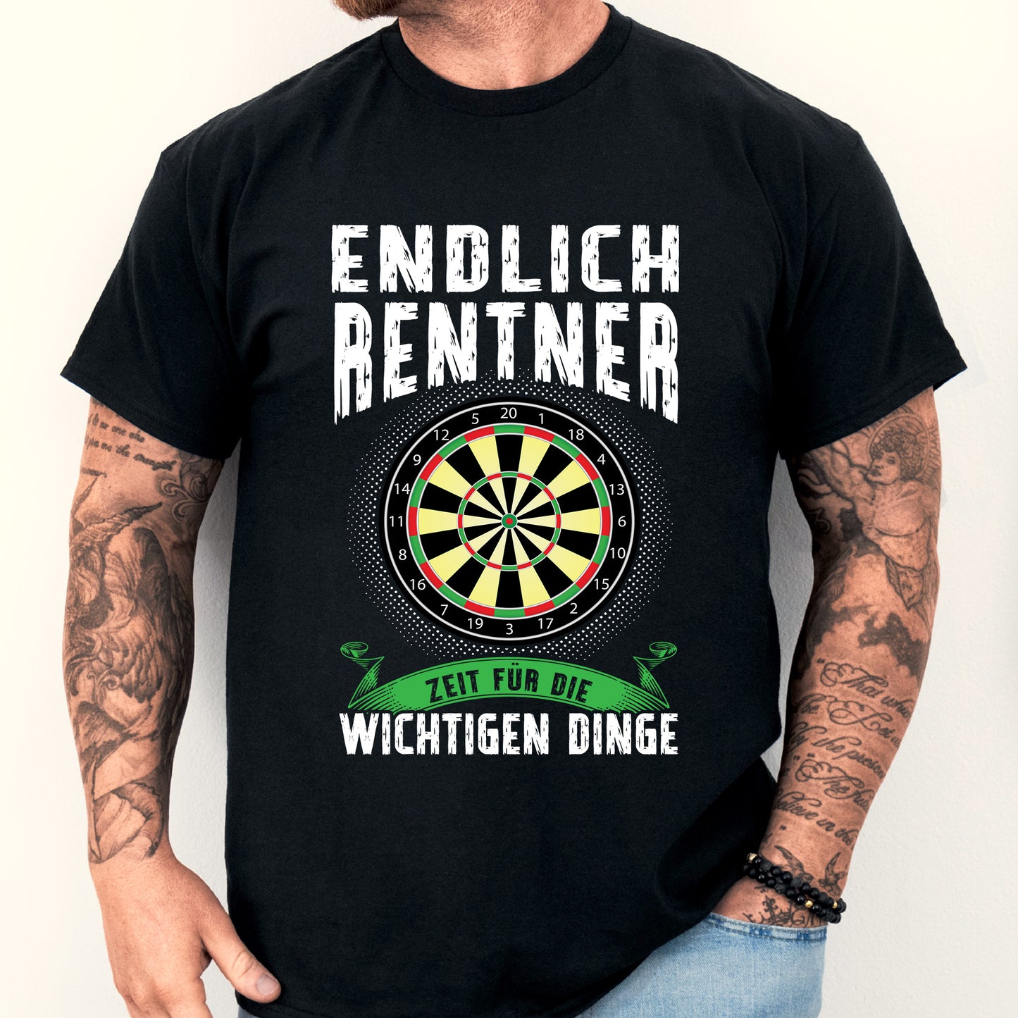 Design eines T-Shirts mit der Aufschrift "Rentner Shirt | endlich jetzt Zeit für die wichtigen Dinge Rente Darten Geschenk Ruhestand" und einem abgebildeten Mann.