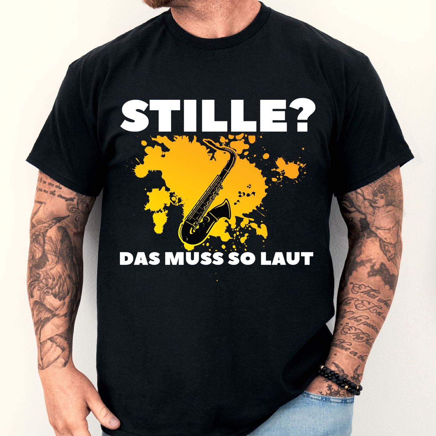 Mann trägt ein T-Shirt mit Saxophon-Design und humorvollem Spruch über laute Musik.