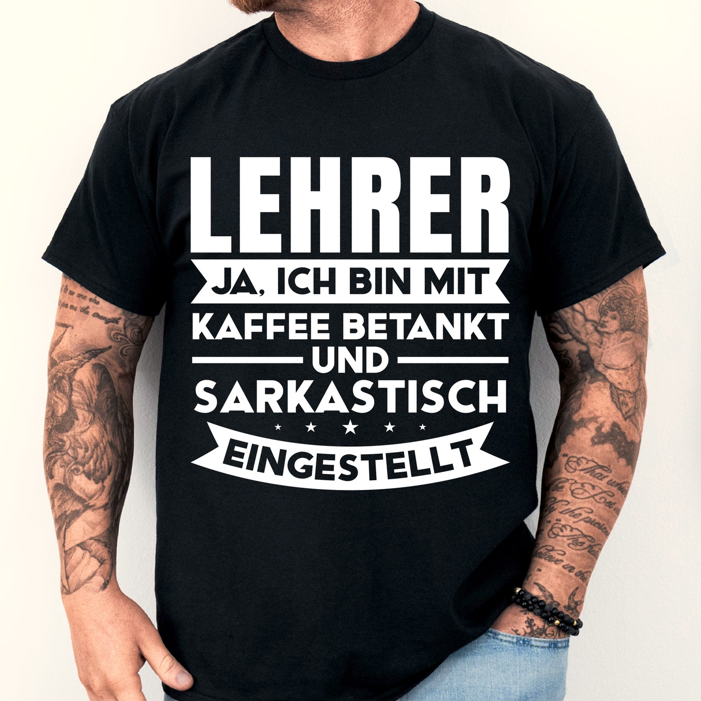 Mann trägt ein humorvolles Lehrer-Shirt mit Kaffeebezug.