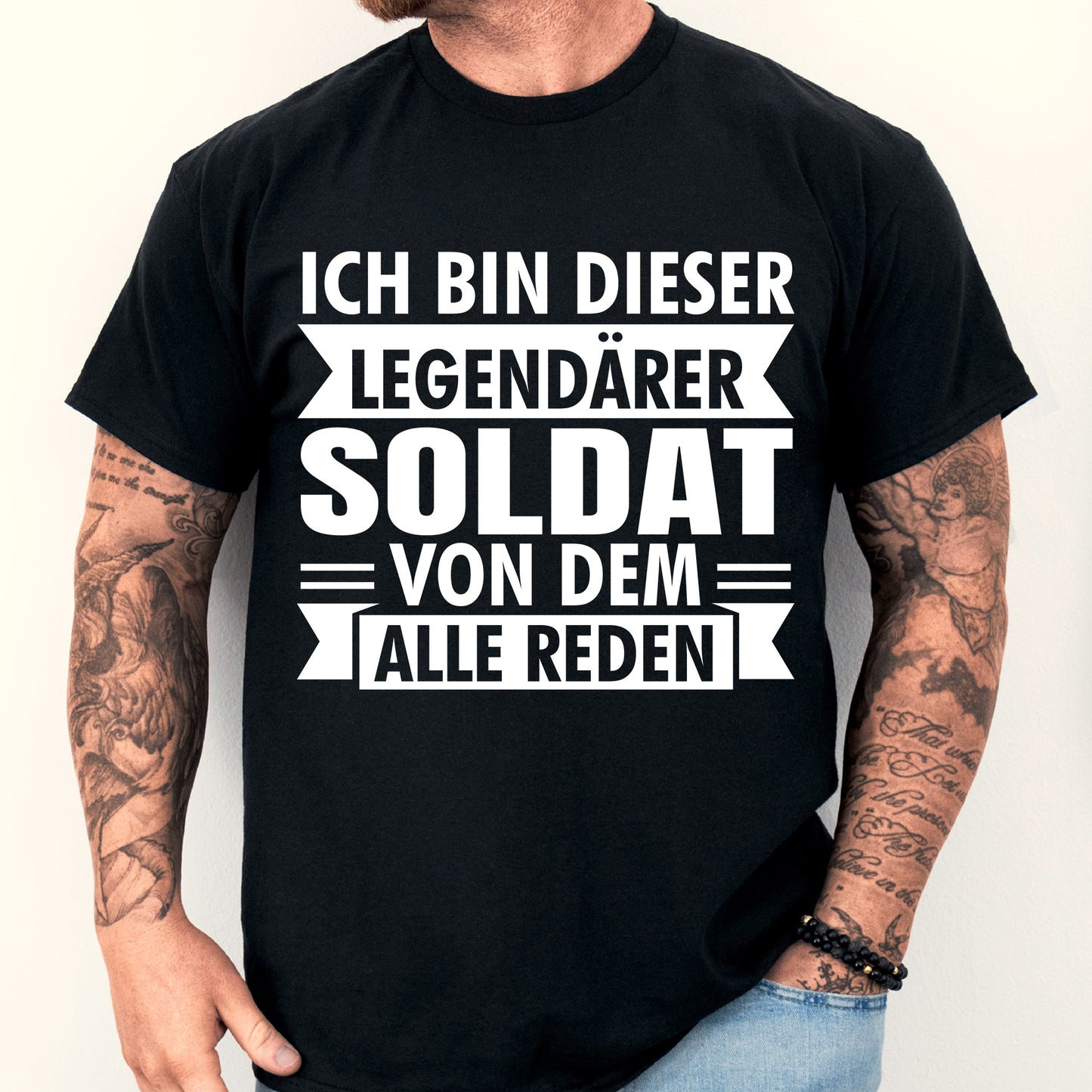 Mann trägt ein T-Shirt mit militärischem Design und der Aufschrift "legendärer Militär Geschenk Feldwebel".