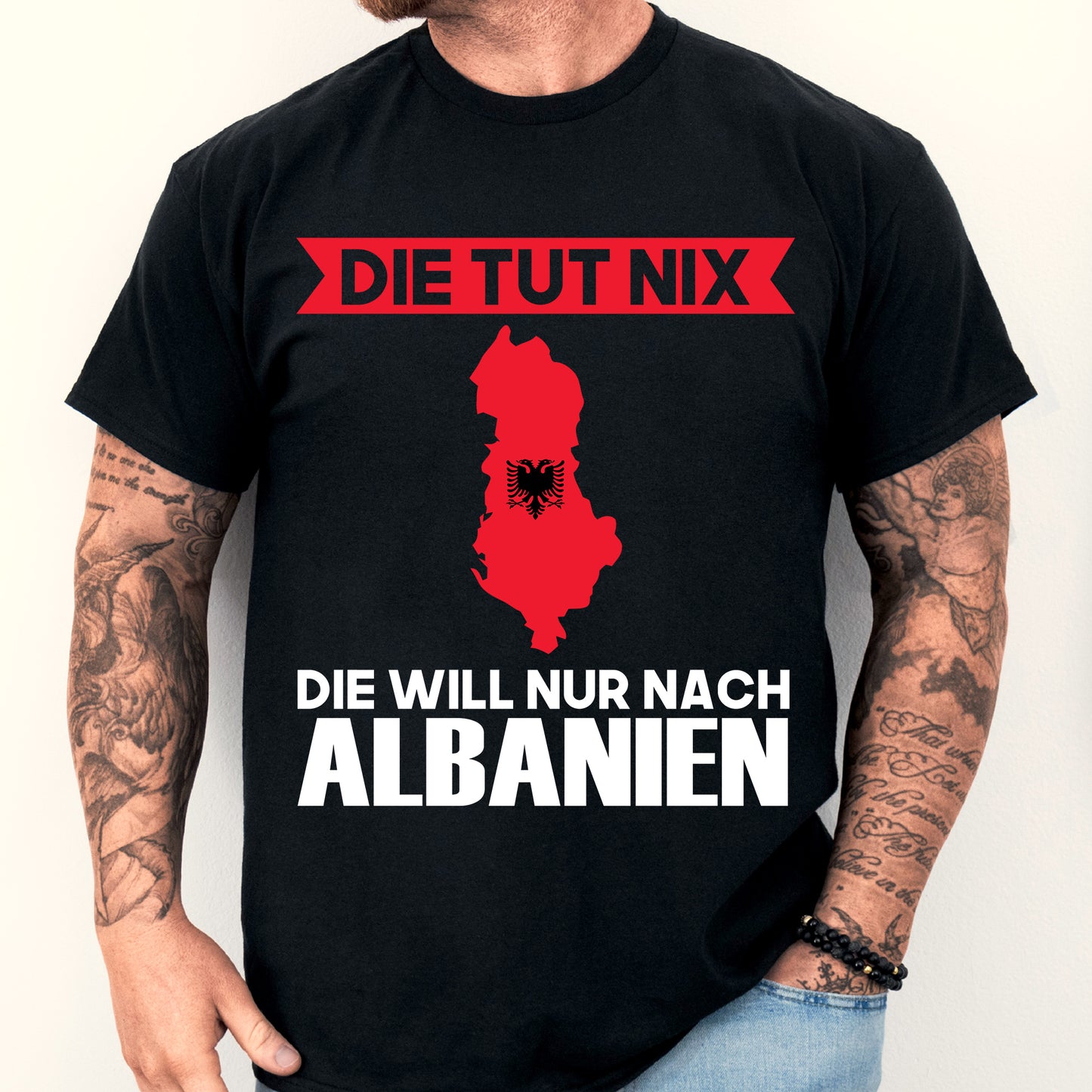 Mann trägt ein T-Shirt mit der Aufschrift 'Alanien Shirt | Die tut nix Albanien Geschenk Albanischen Flagge' und einem Design der albanischen Flagge.