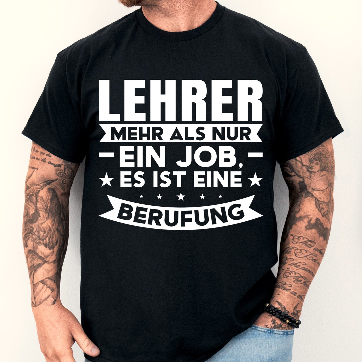 Mann trägt ein T-Shirt mit der Aufschrift "Lehrer Shirt | mehr als nur ein Job es ist eine Berufung" als Geschenkidee für Lehrer und Lehrerinnen.