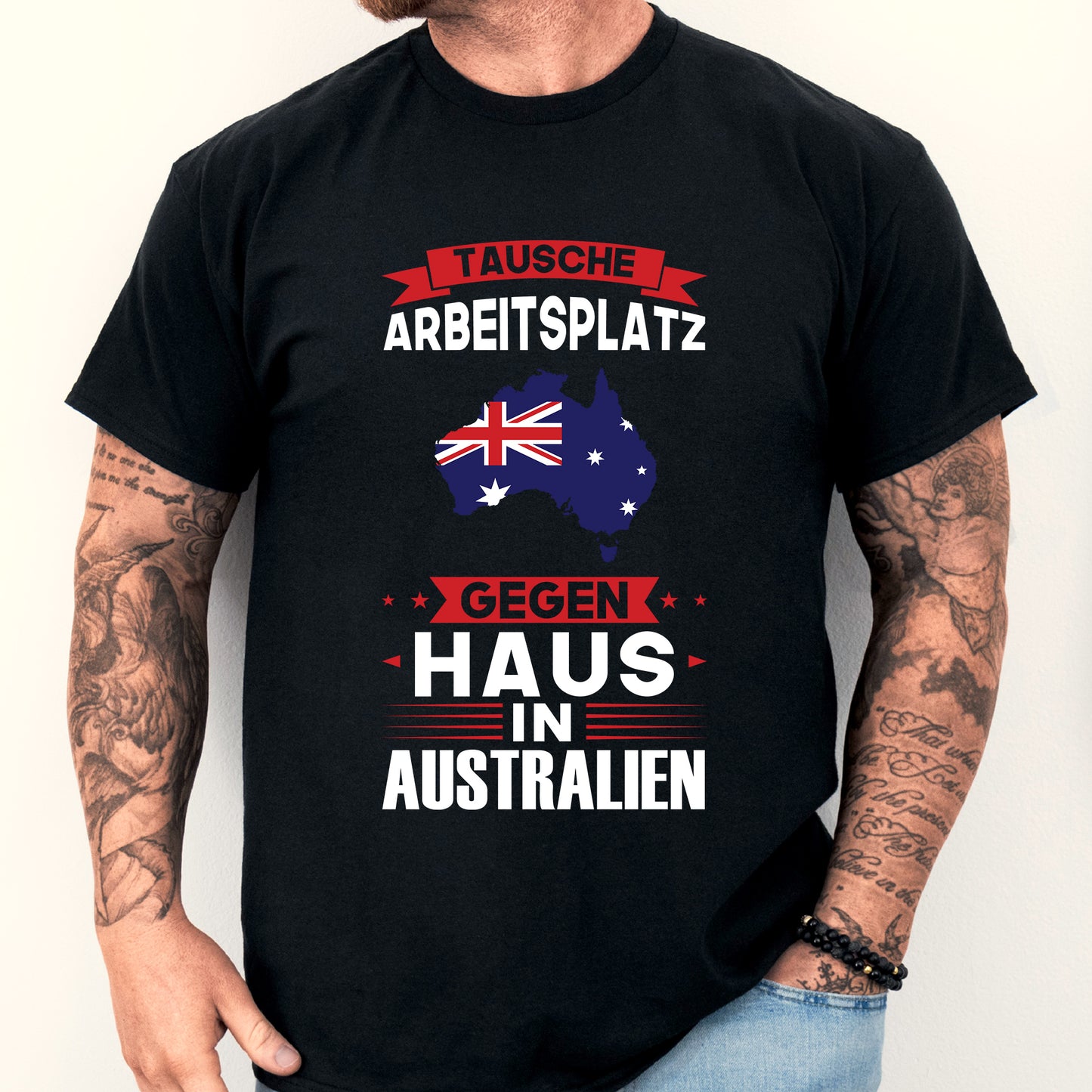 Mann trägt ein T-Shirt mit der Aufschrift "Australien Shirt | tausche Arbeitsplatz Geschenk Australisch" und einem australischen Motiv.