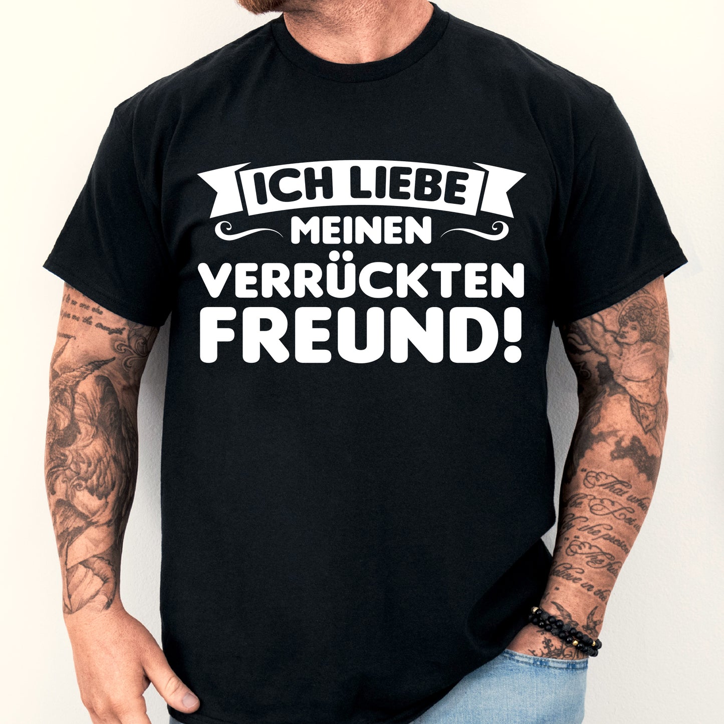 Mann trägt ein T-Shirt mit der Aufschrift "Ich liebe meine verrückten Freunde!" in bunten Buchstaben.