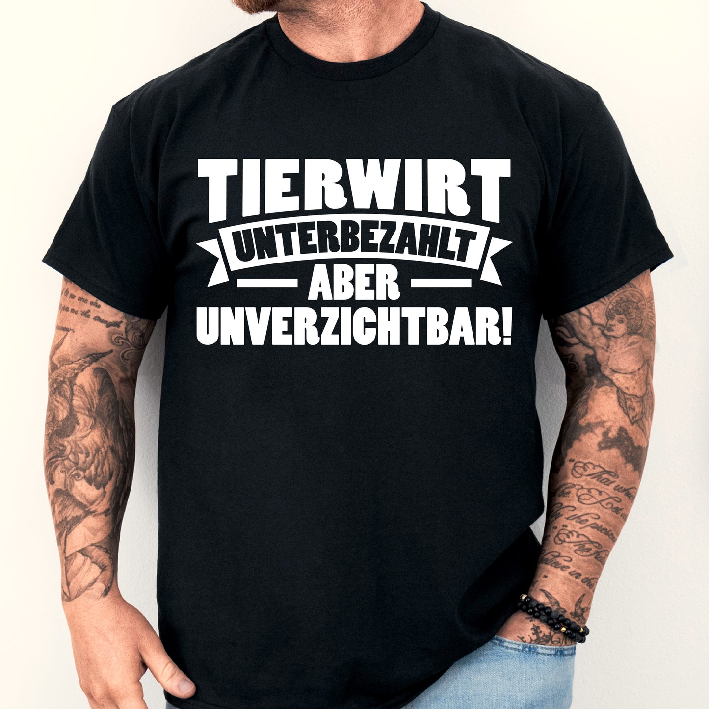 Mann trägt ein T-Shirt mit der Aufschrift "Tierwirt Shirt | aber unverzichtbar Tiere Geschenk Tieren".