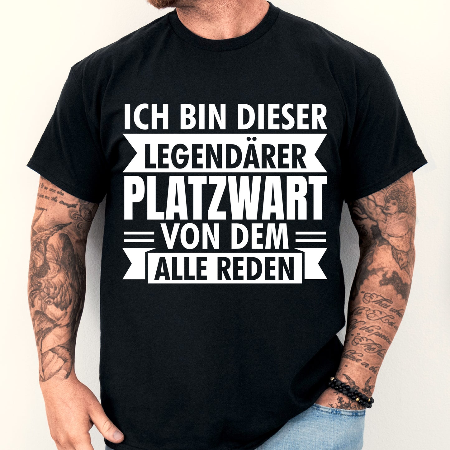 Design eines T-Shirts mit der Aufschrift "Platzwart Shirt | legendärer Geschenk Platzwarte" und einem stilisierten Bild eines Mannes.